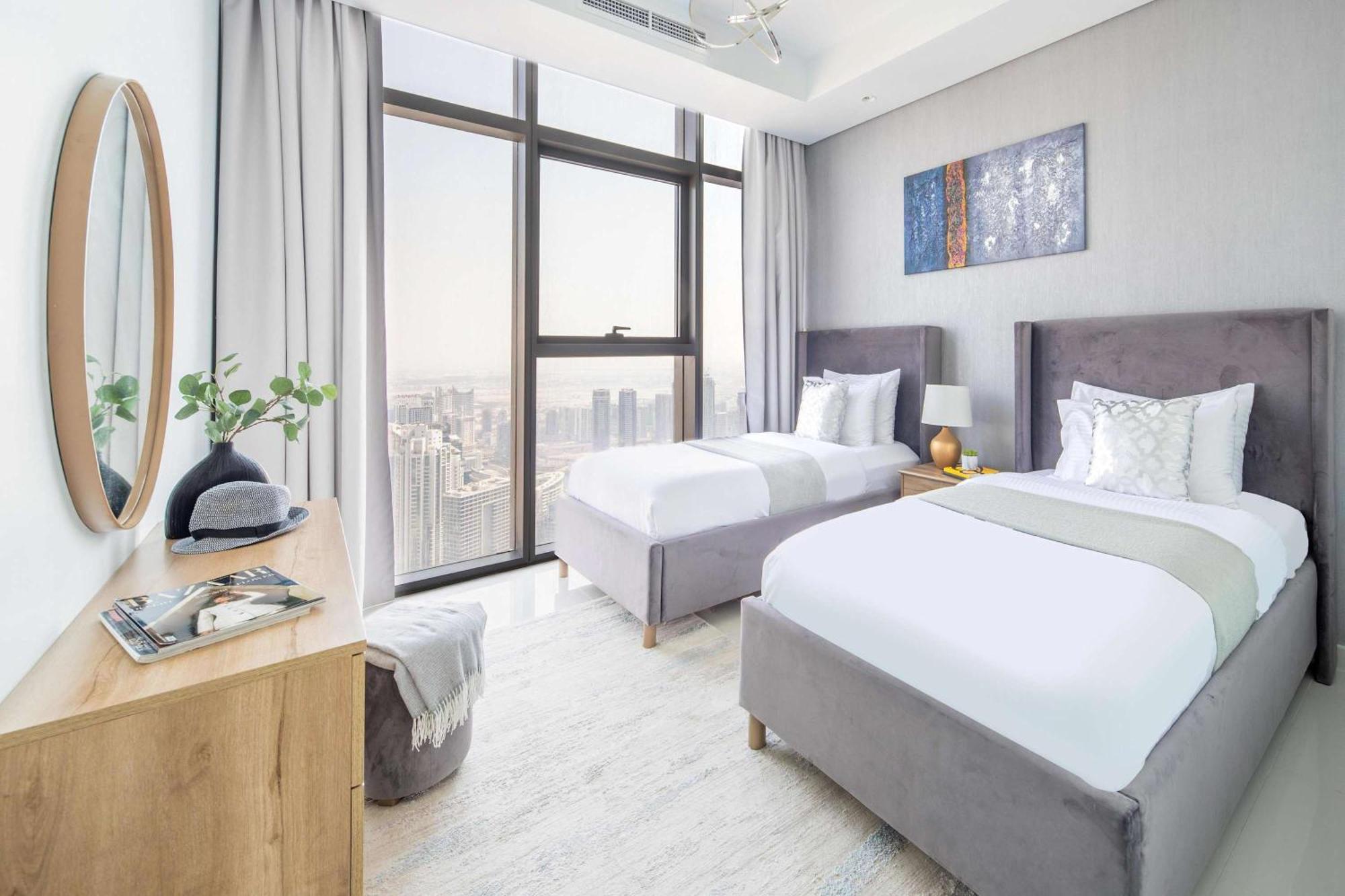 Frank Porter - Paramount Midtown Apartment