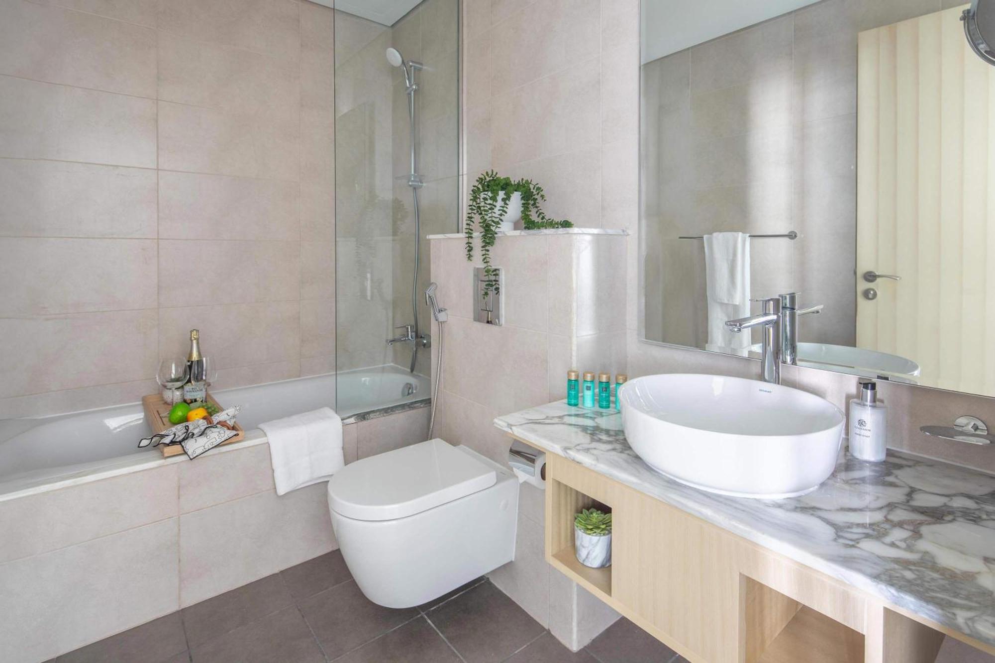 Frank Porter - Paramount Midtown Apartment *