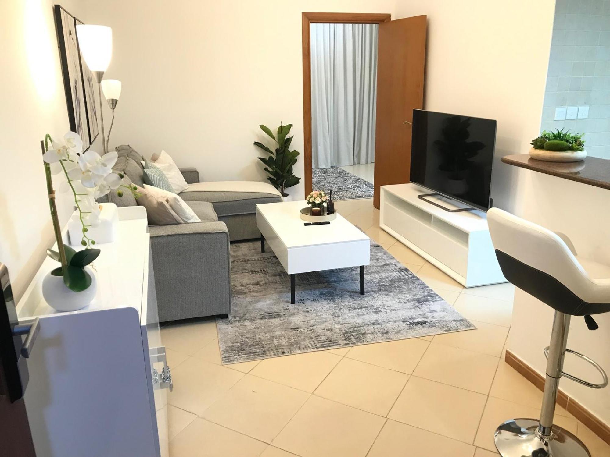 Cozy One Bedroom Close To And Metro Station *