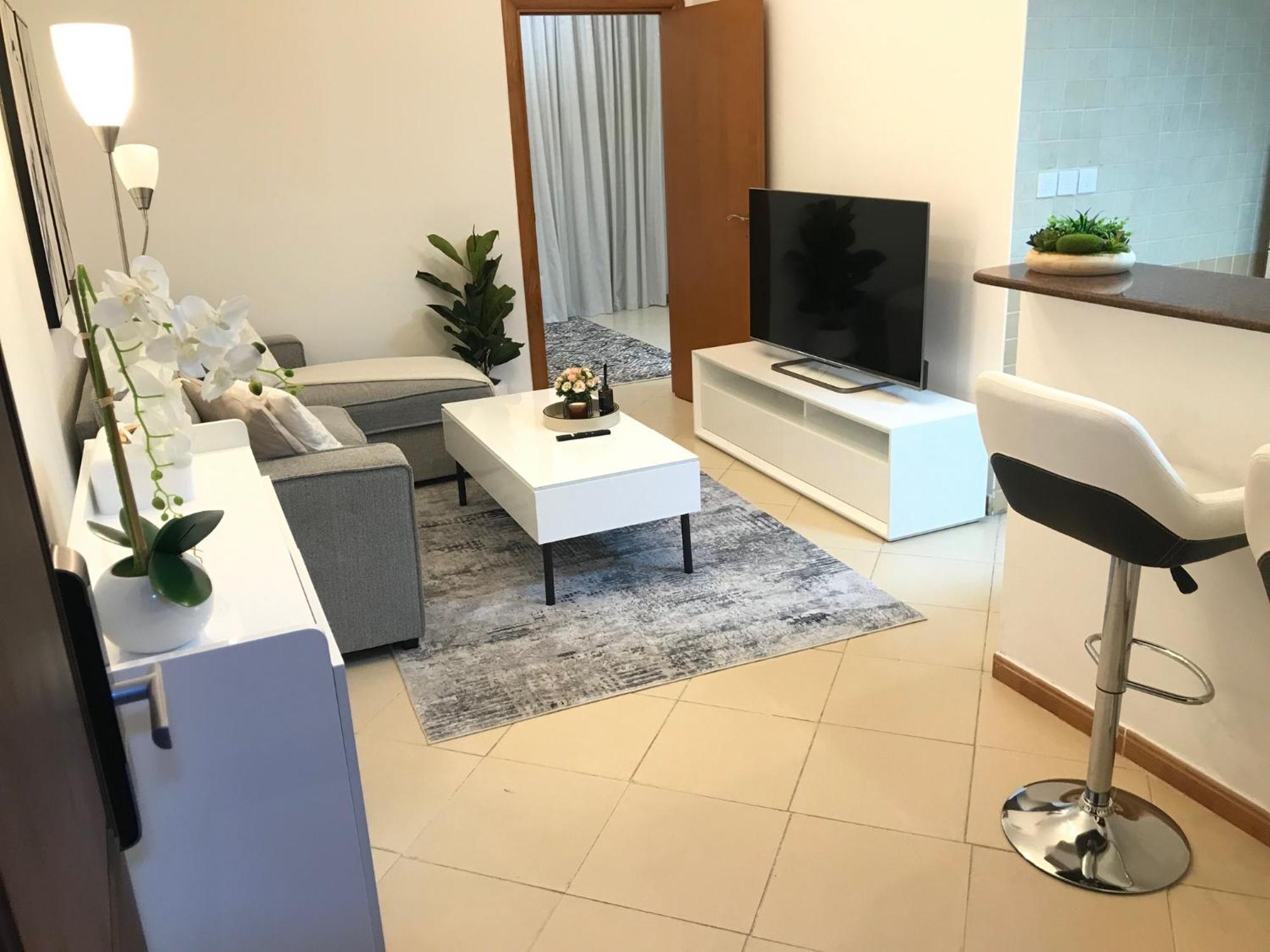 Cozy One Bedroom Close To And Metro Station Apartment