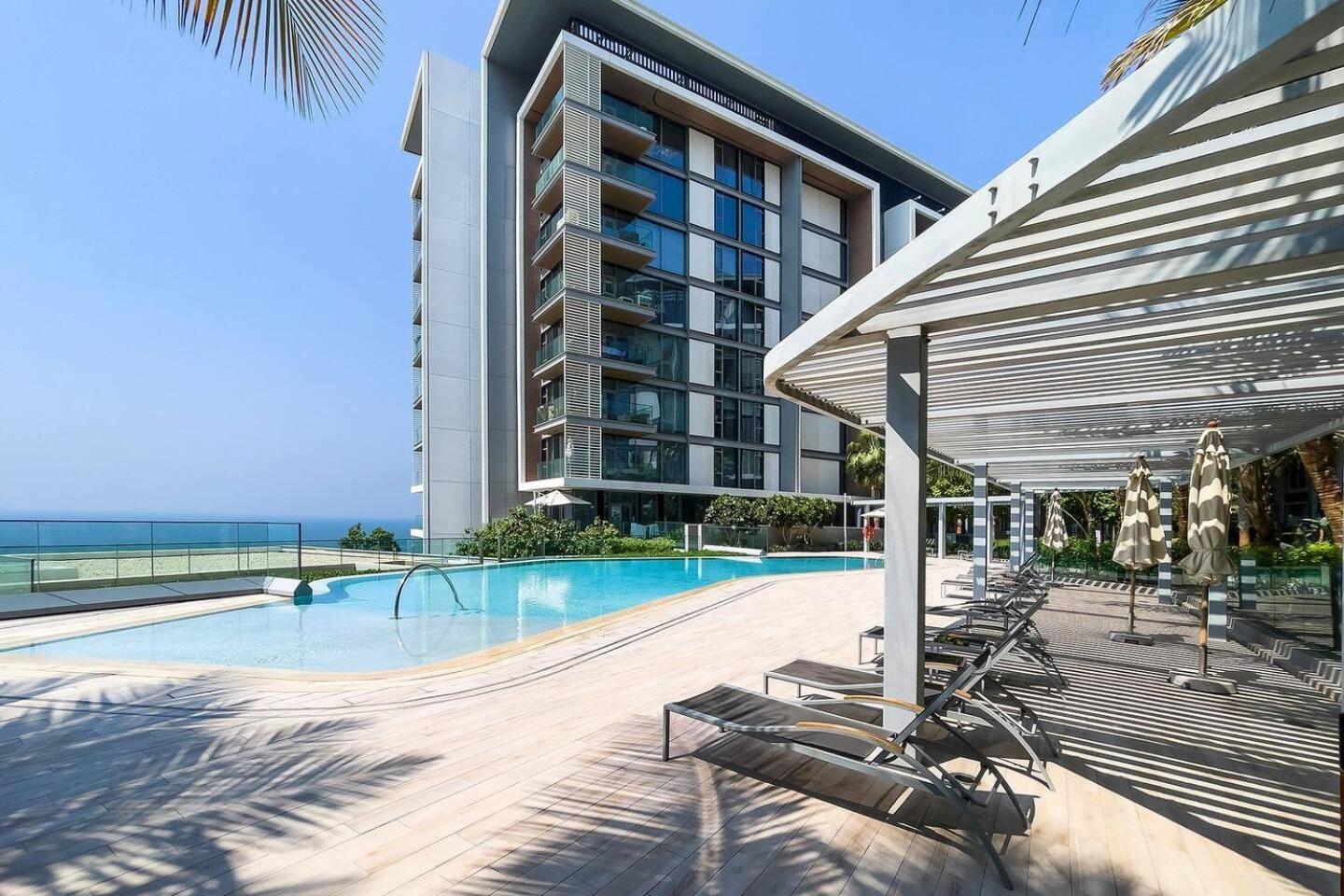 Bluewaters Sea View 2br Pool & Gym & Beachfront Apartment *