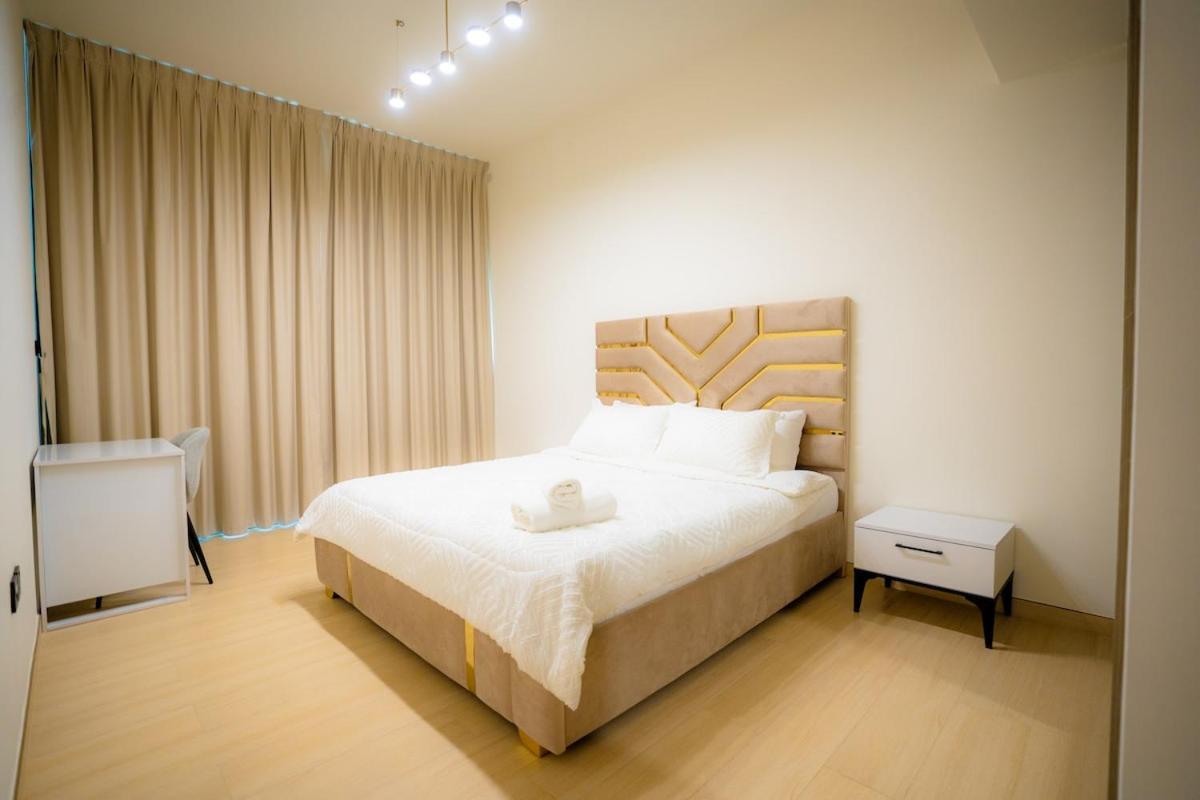 Luxury 2 Bedroom Unit, Prime Location *