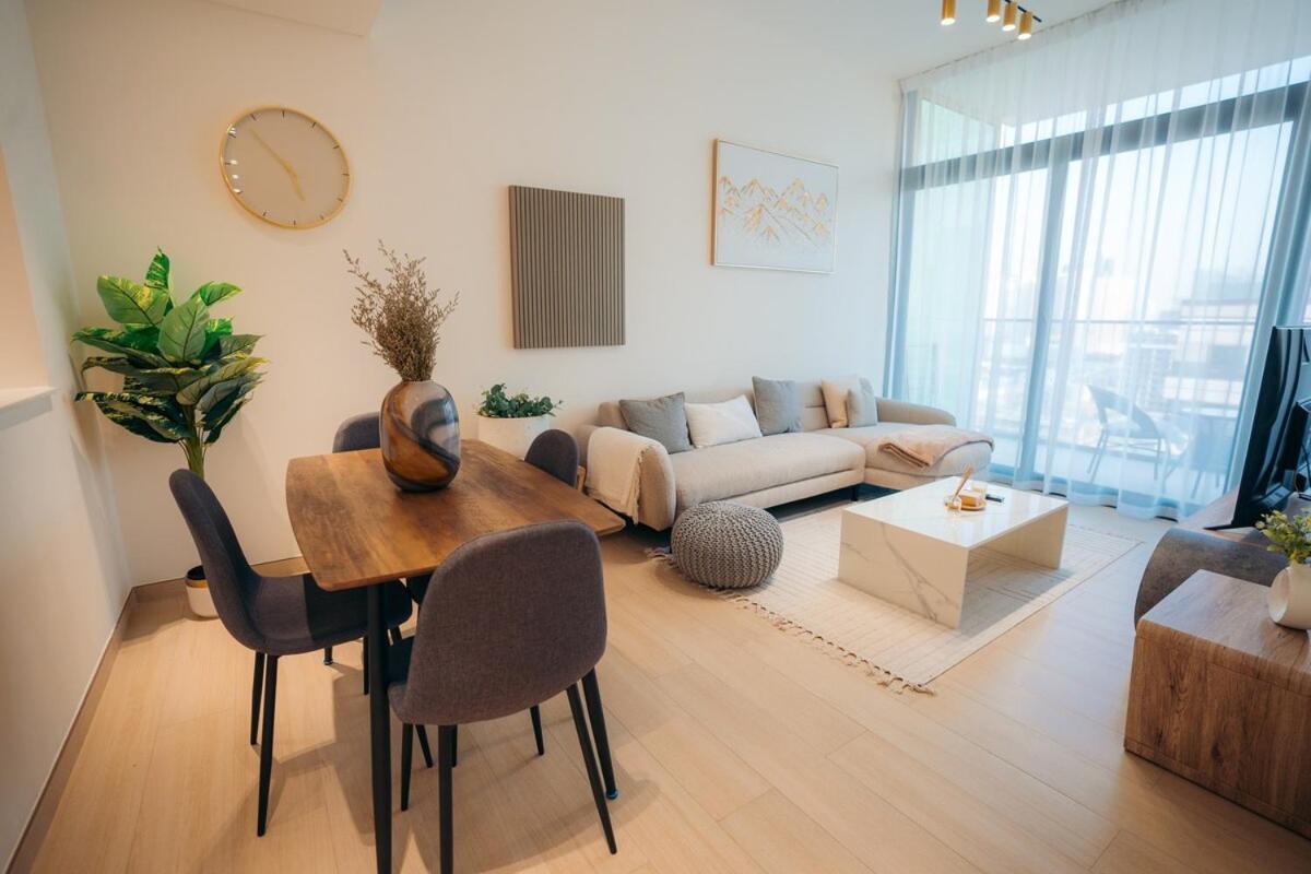 Luxury 2 Bedroom Unit, Prime Location Apartment