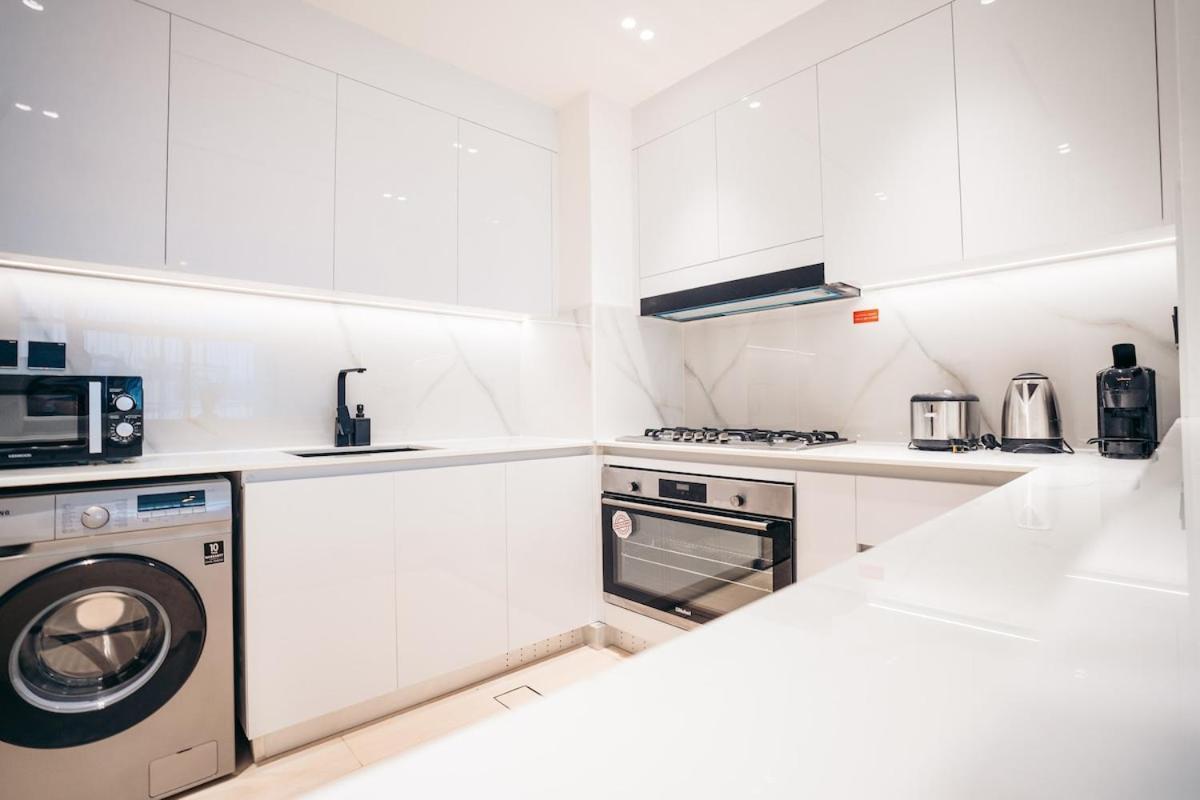 Luxury 2 Bedroom Unit, Prime Location Apartment *
