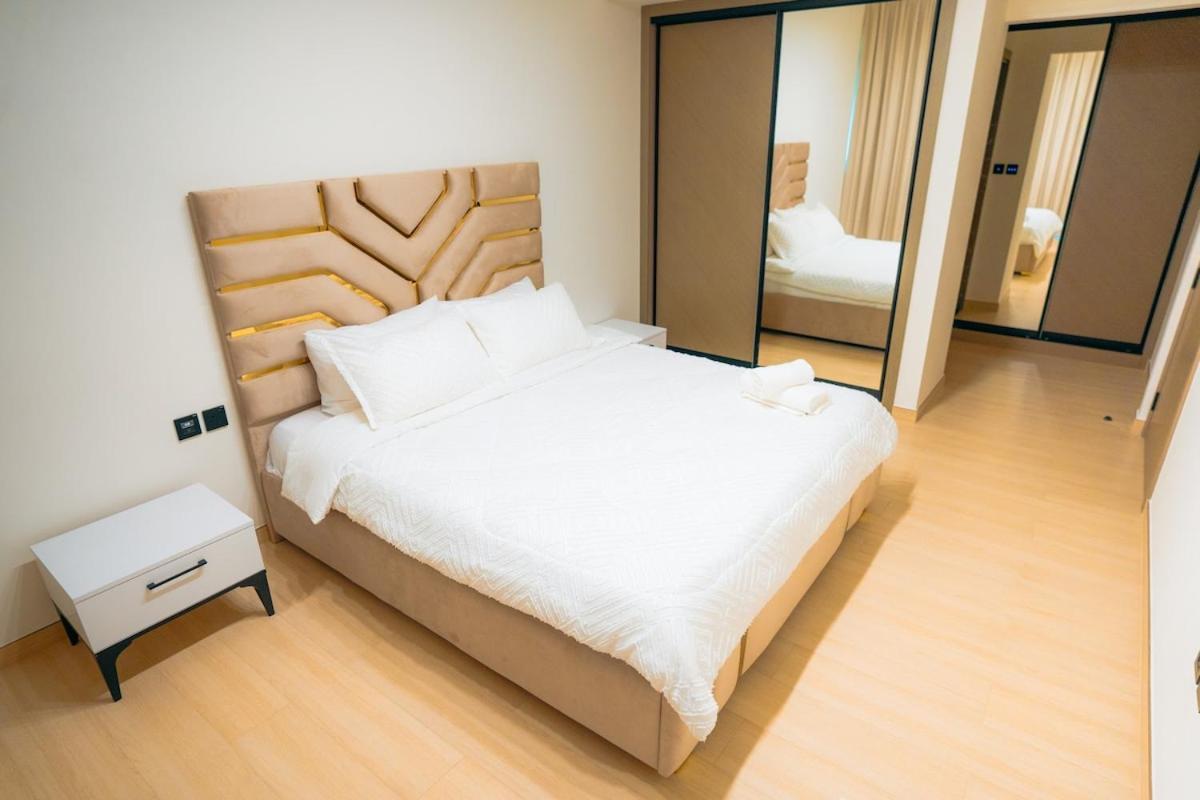 Luxury 2 Bedroom Unit, Prime Location *