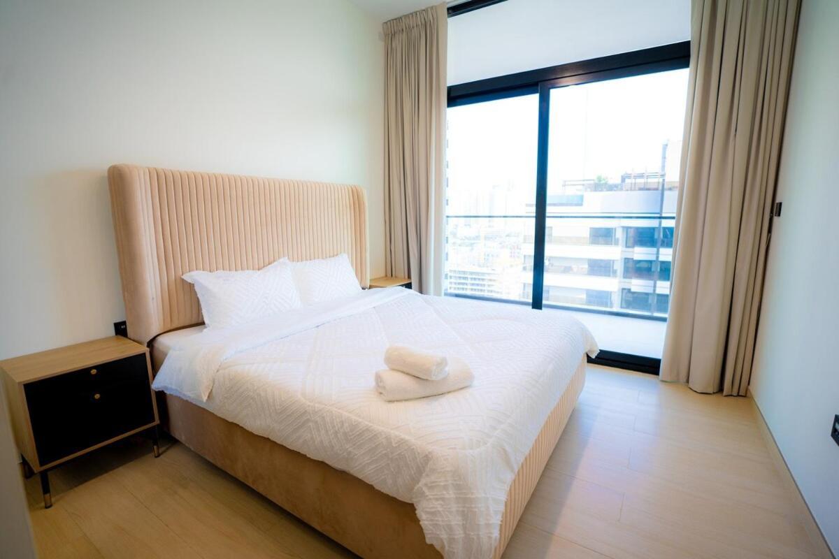 Apartment Luxury 2 Bedroom Unit, Prime Location *