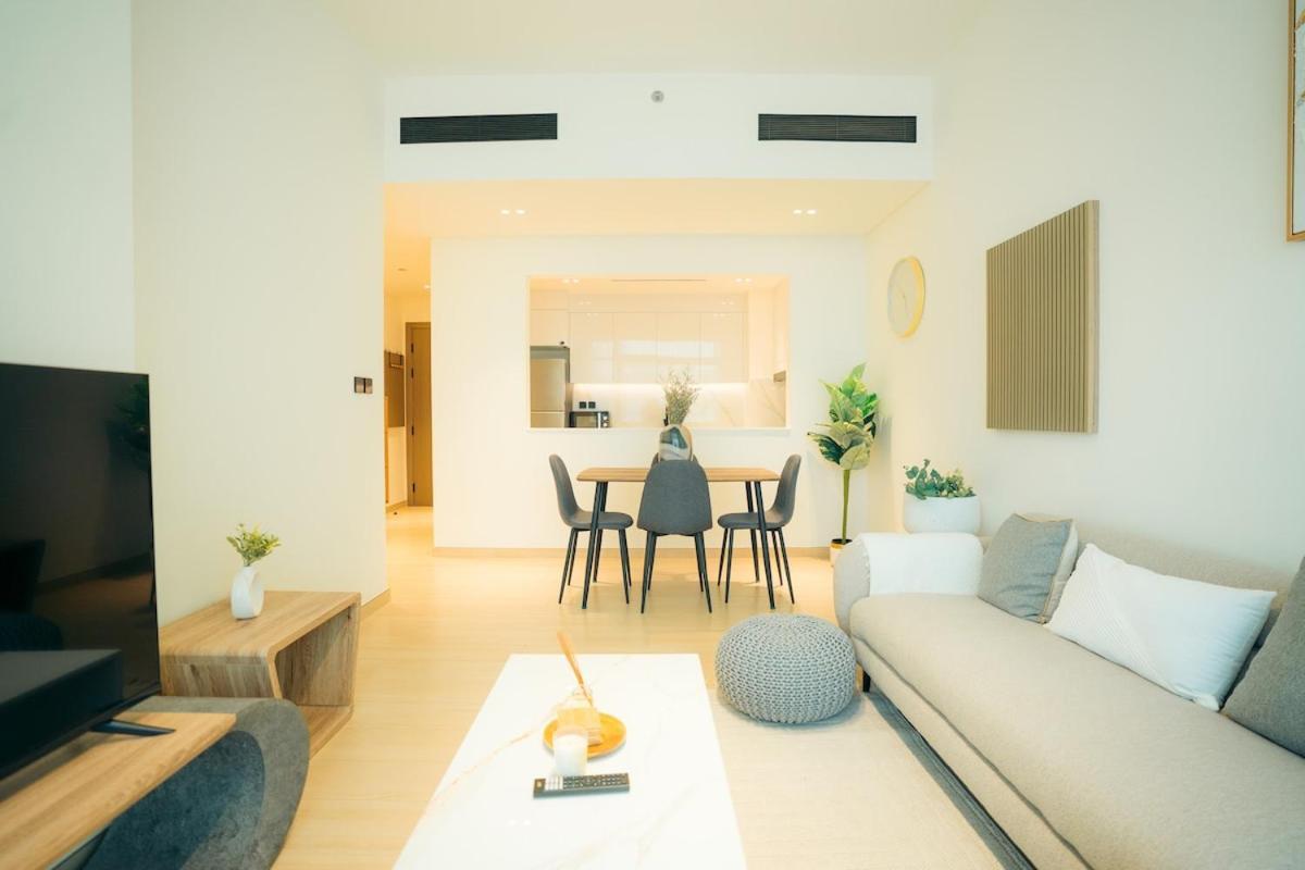 Luxury 2 Bedroom Unit, Prime Location Apartment *