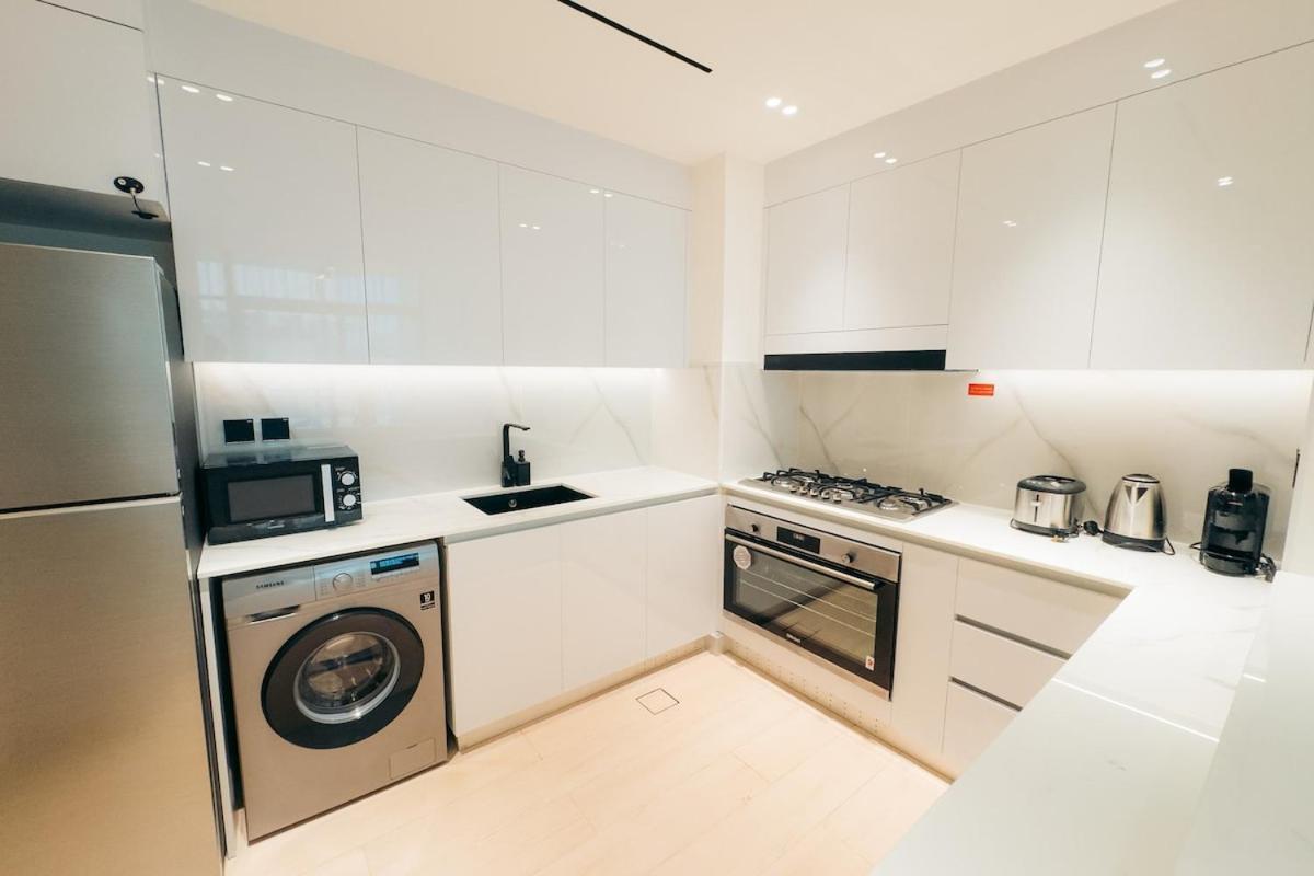 Apartment Luxury 2 Bedroom Unit, Prime Location *