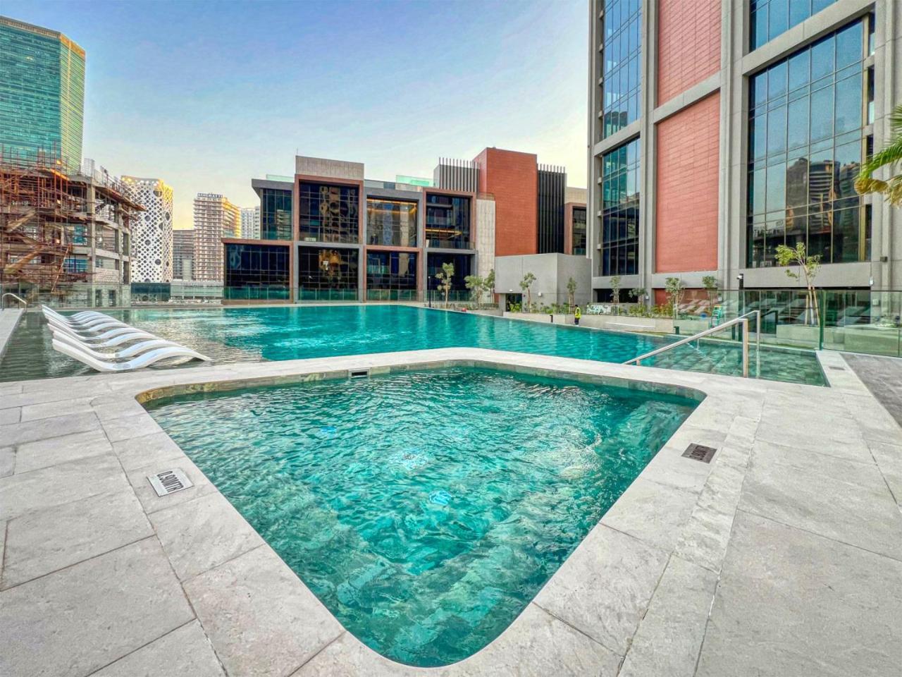 Luxury In Peninsula Five, Business Bay Apartment *