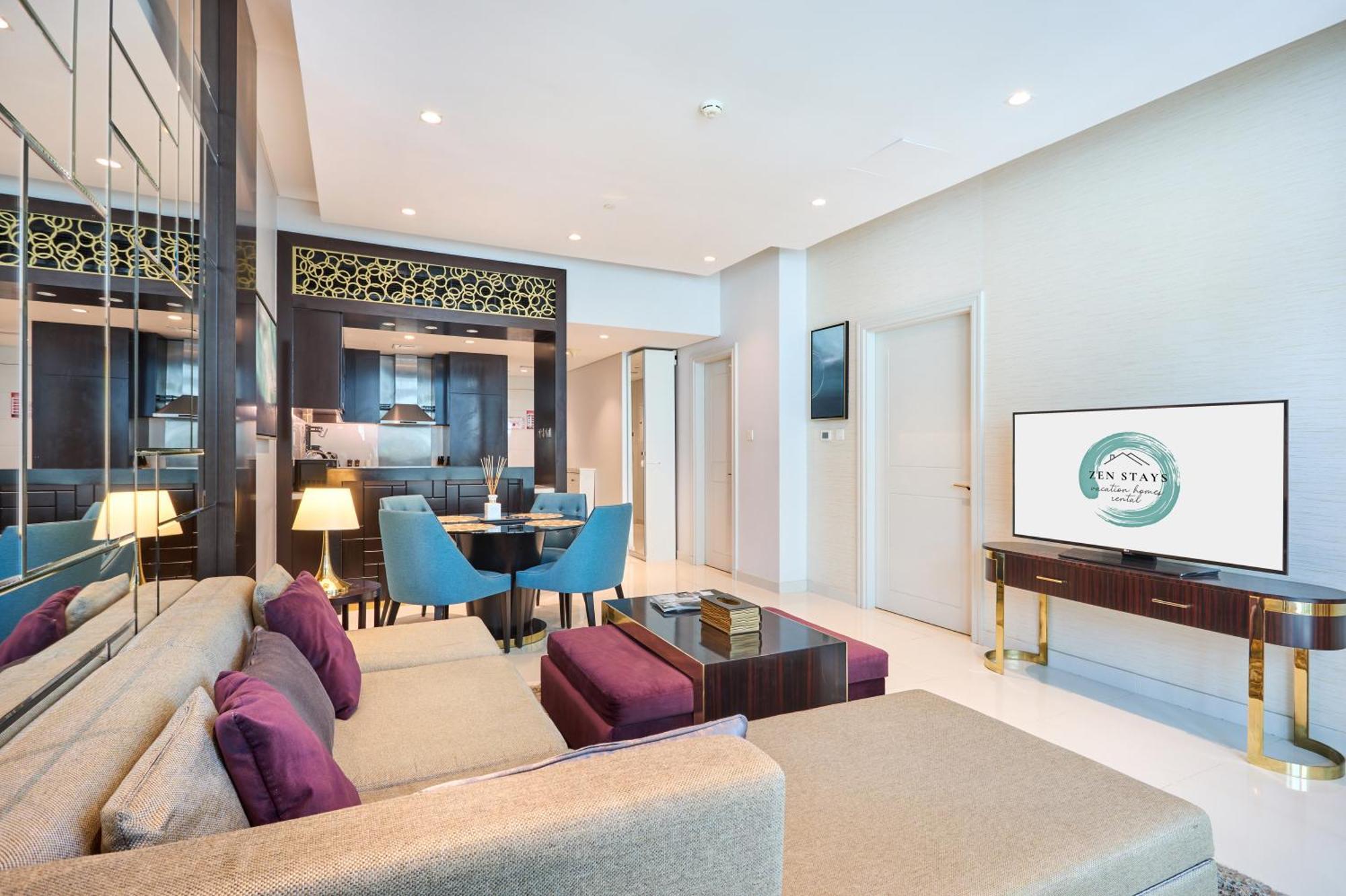 Downtown 1br - 5 Minutes To Mall - Panoramic Pool Apartment *