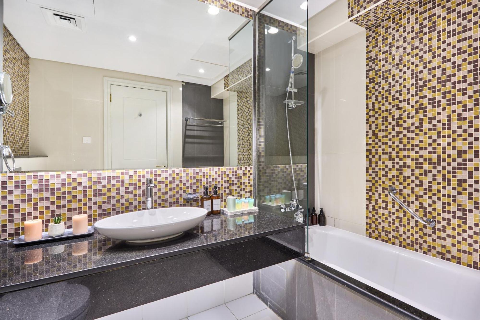 Downtown 1br - 5 Minutes To Mall - Panoramic Pool Apartment Dubai