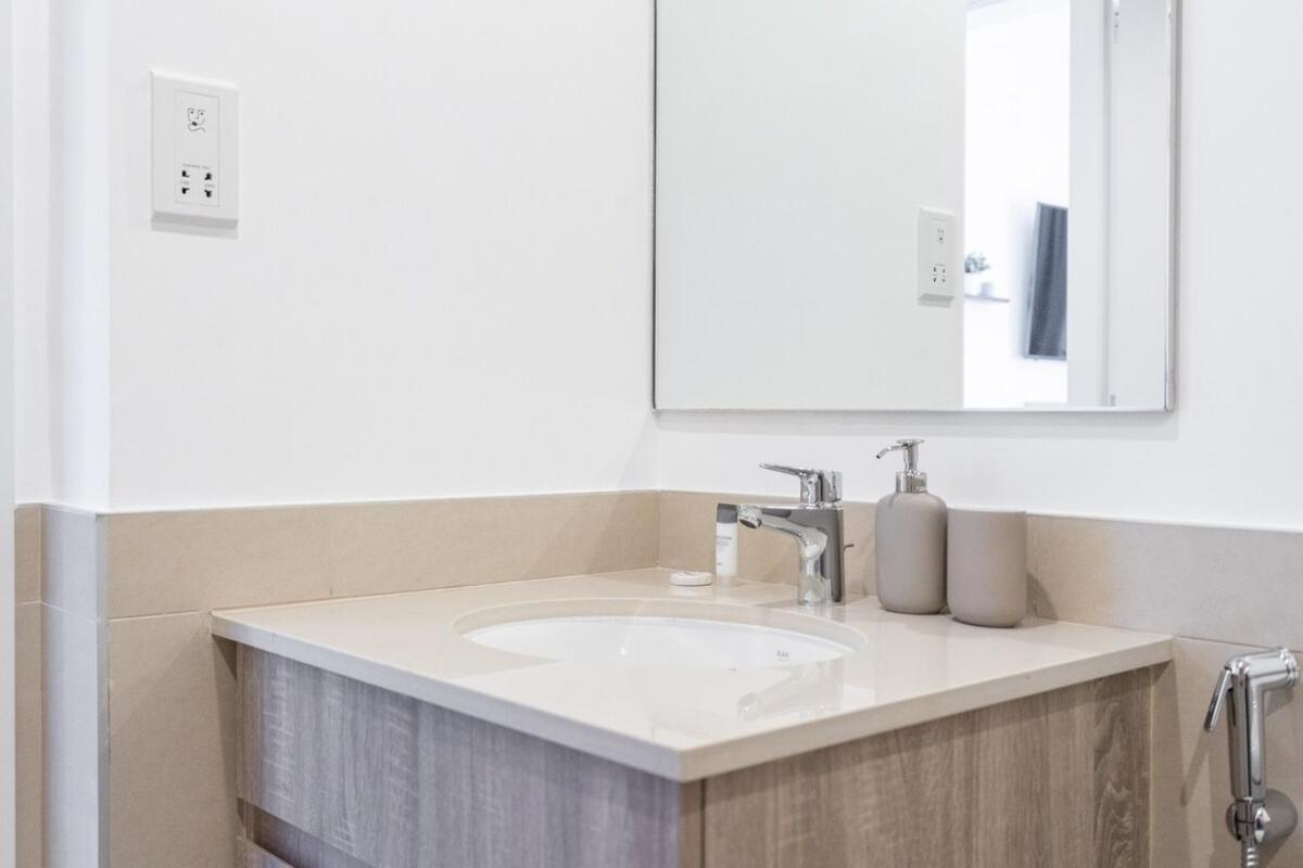 Stylish For 4 In Vibrant Town Square Apartment *