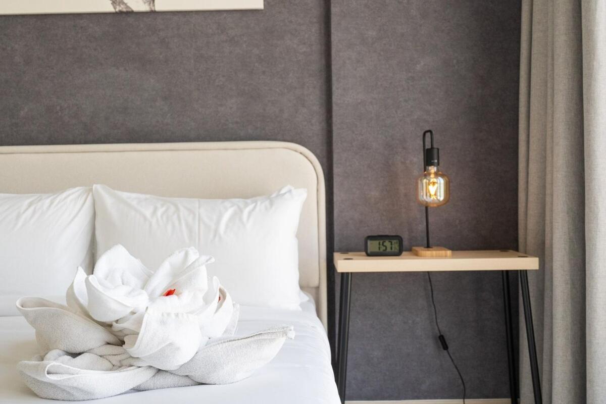 Stylish For 4 In Vibrant Town Square Apartment Dubai