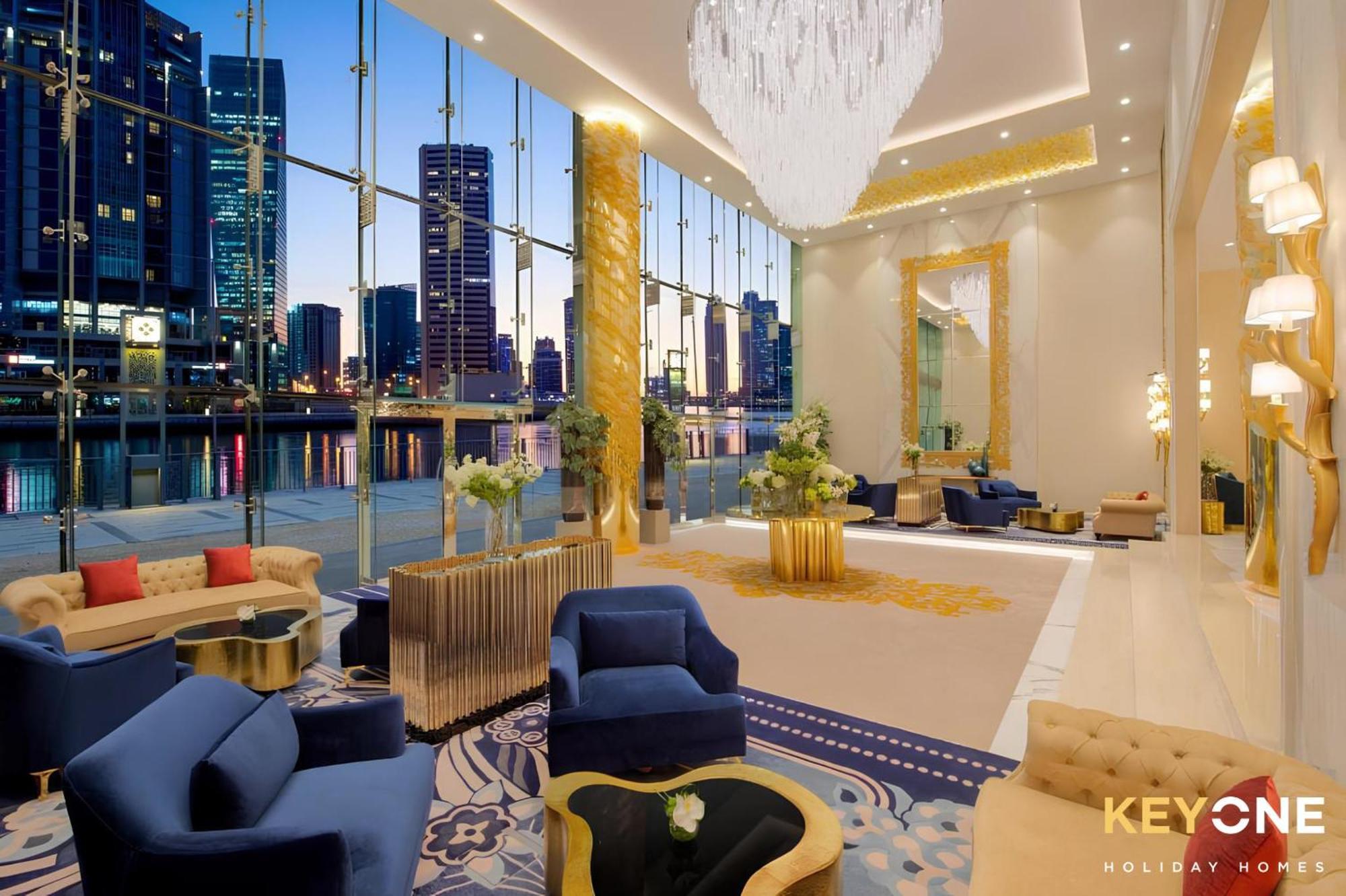 Sleek Studio In Prive With Stunning Canal View *