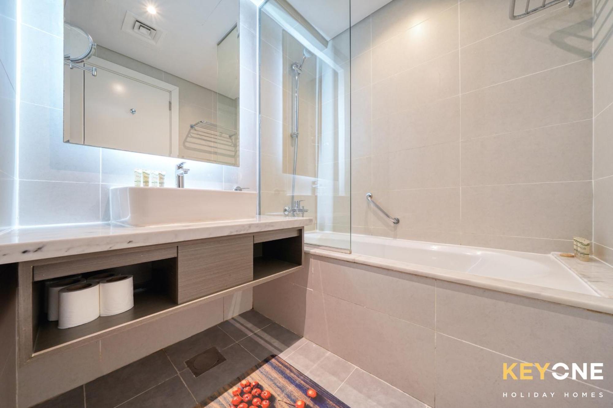 Sleek Studio In Prive With Stunning Canal View Apartment