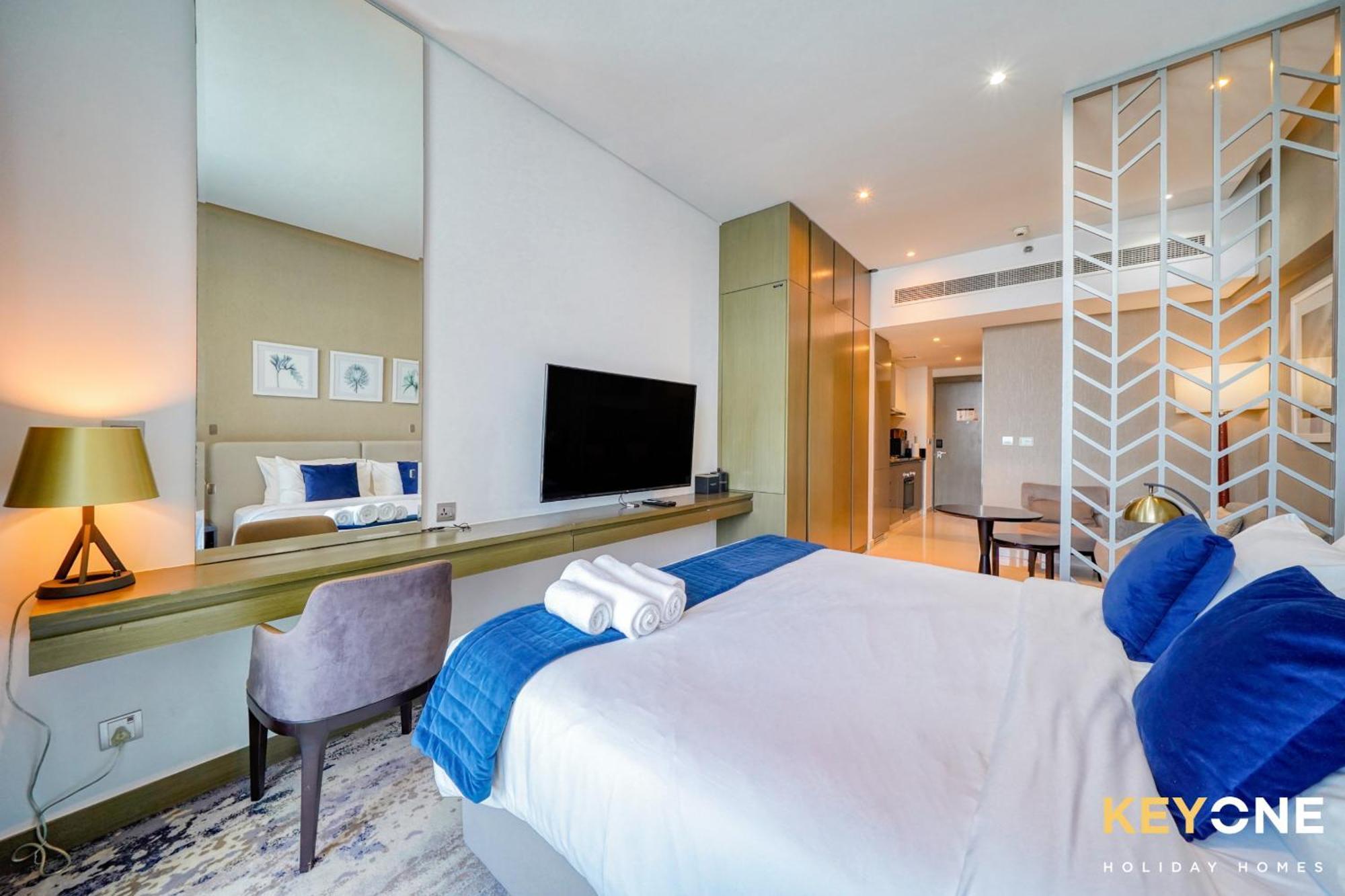 Sleek Studio In Prive With Stunning Canal View