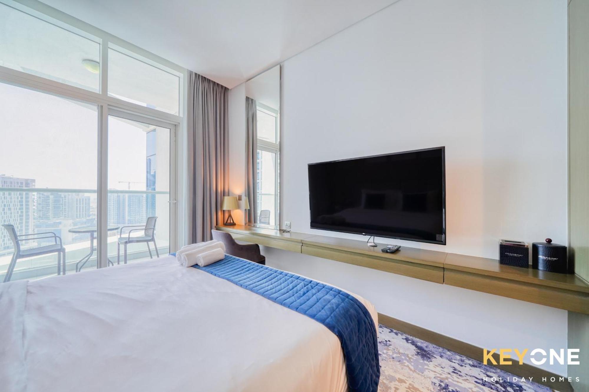Sleek Studio In Prive With Stunning Canal View Apartment