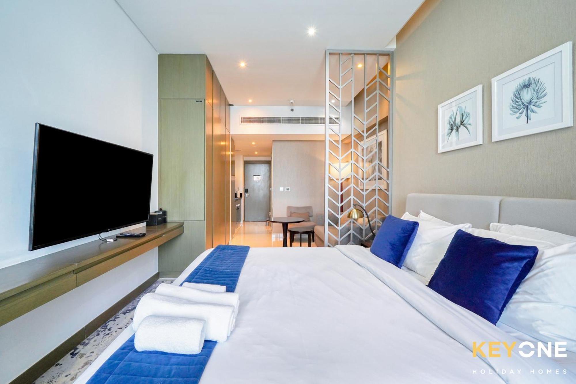 Sleek Studio In Prive With Stunning Canal View Apartment Dubai