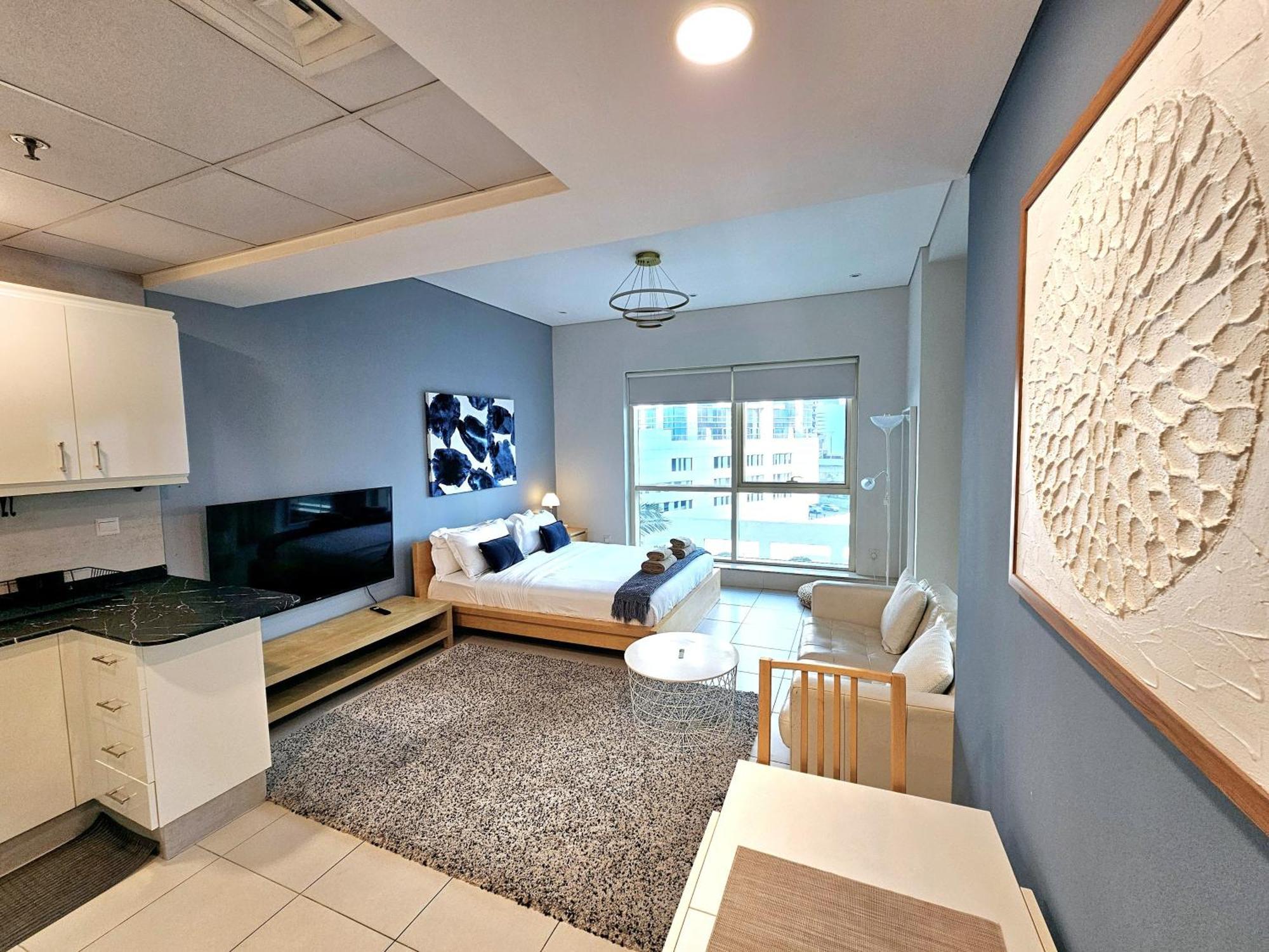Sunrise Homes - Pool Side With Huge Balcony *