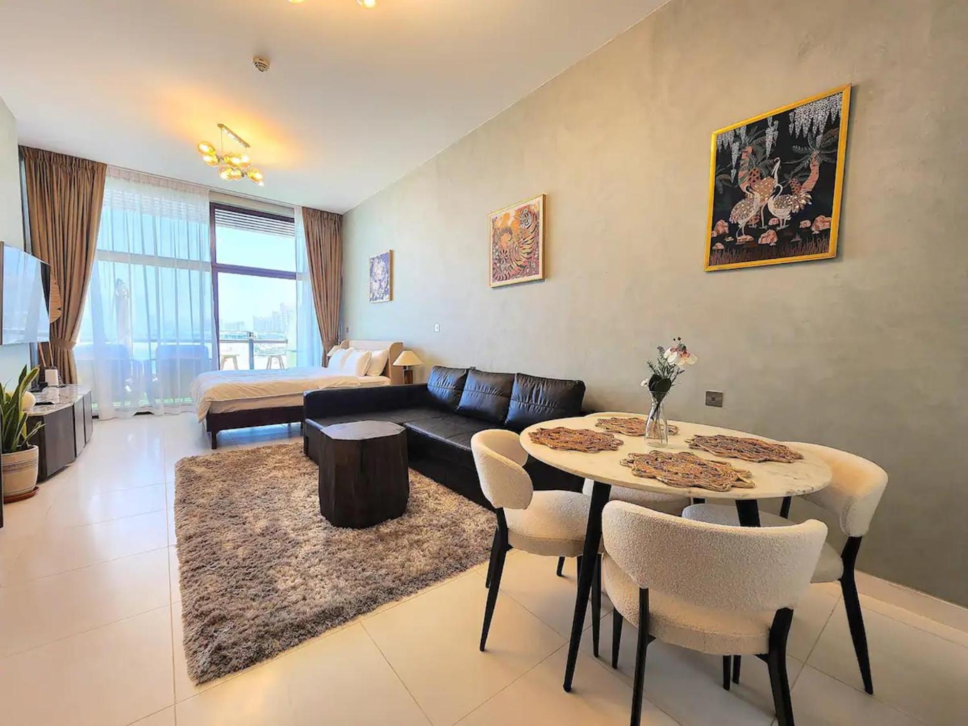 Bright Beachfront With Breathtaking Views