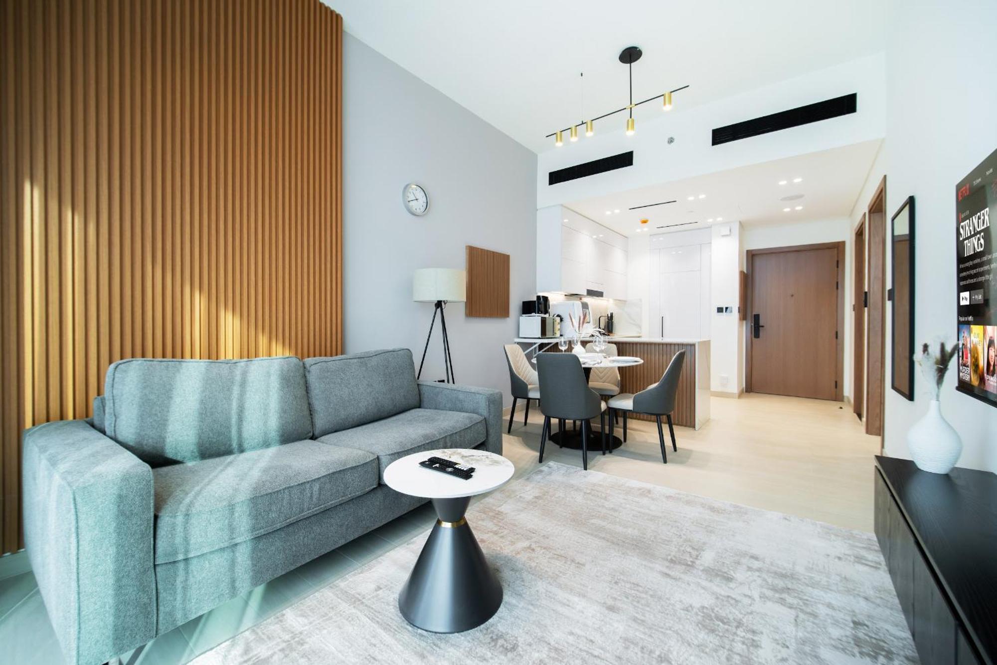 Apartment Peaceful Skyline 1br Jvc - Near Mall And Free Baby Gear