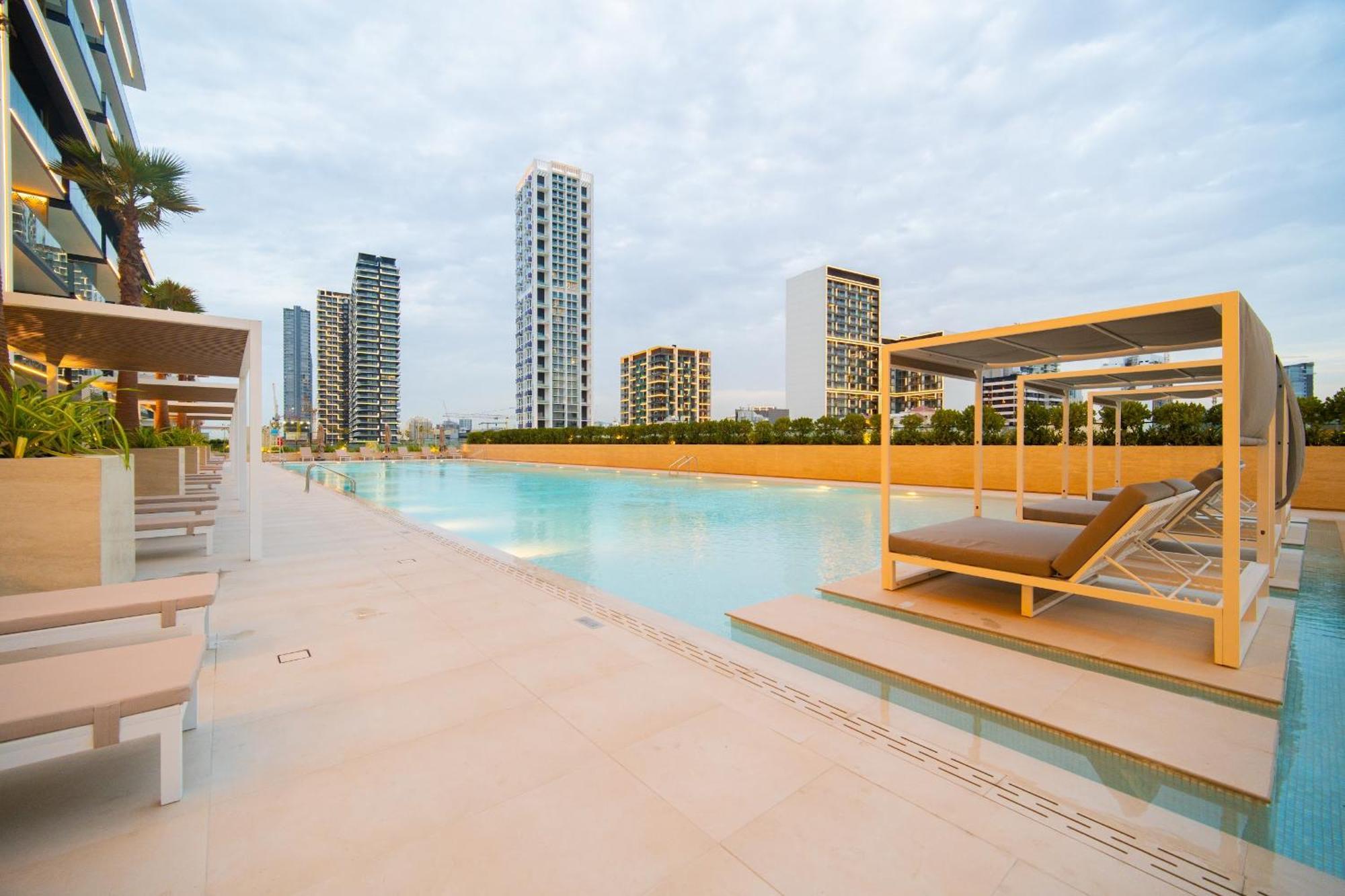 Apartment Peaceful Skyline 1br Jvc - Near Mall And Free Baby Gear