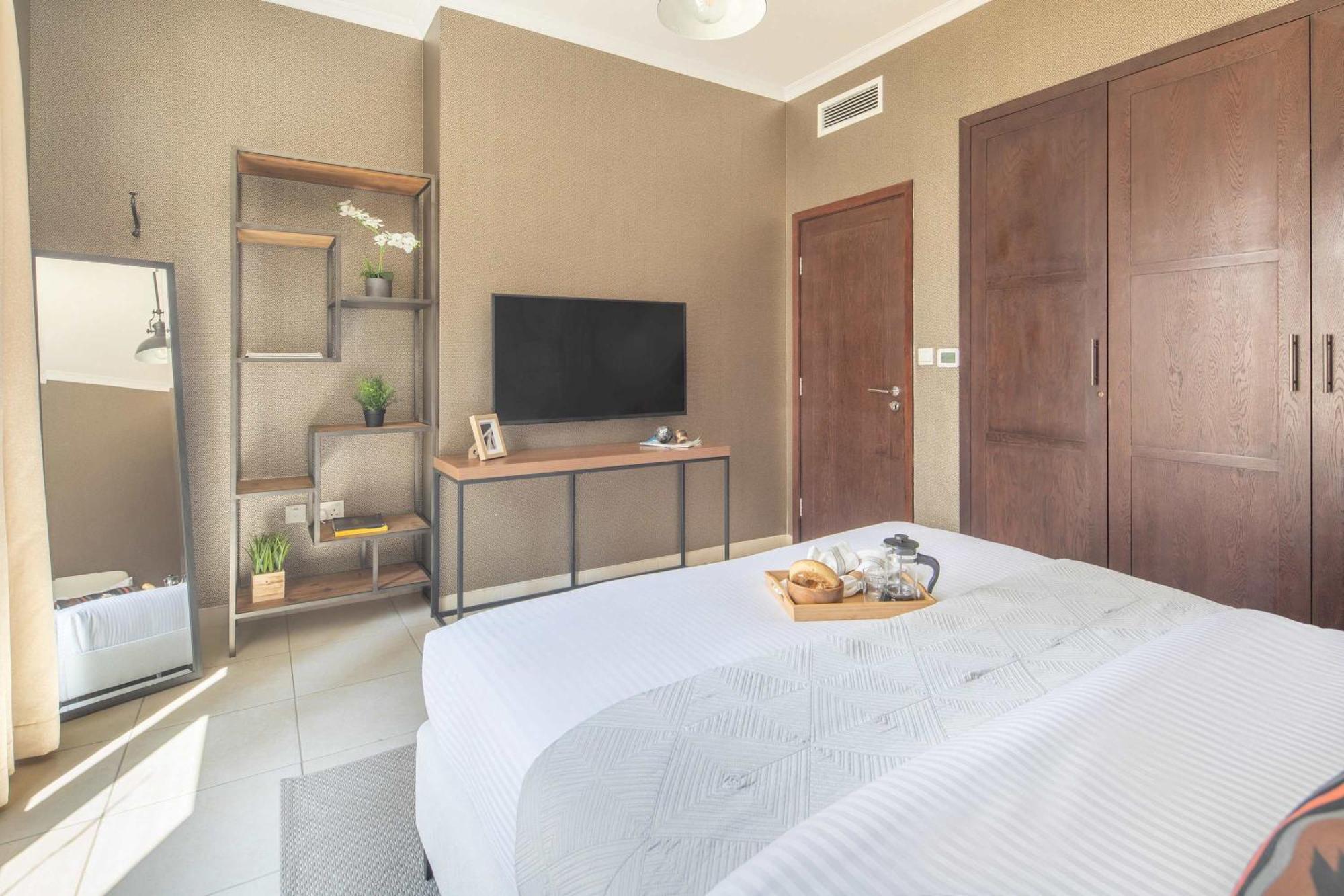 Frank Porter - The Residences 5 Apartment *