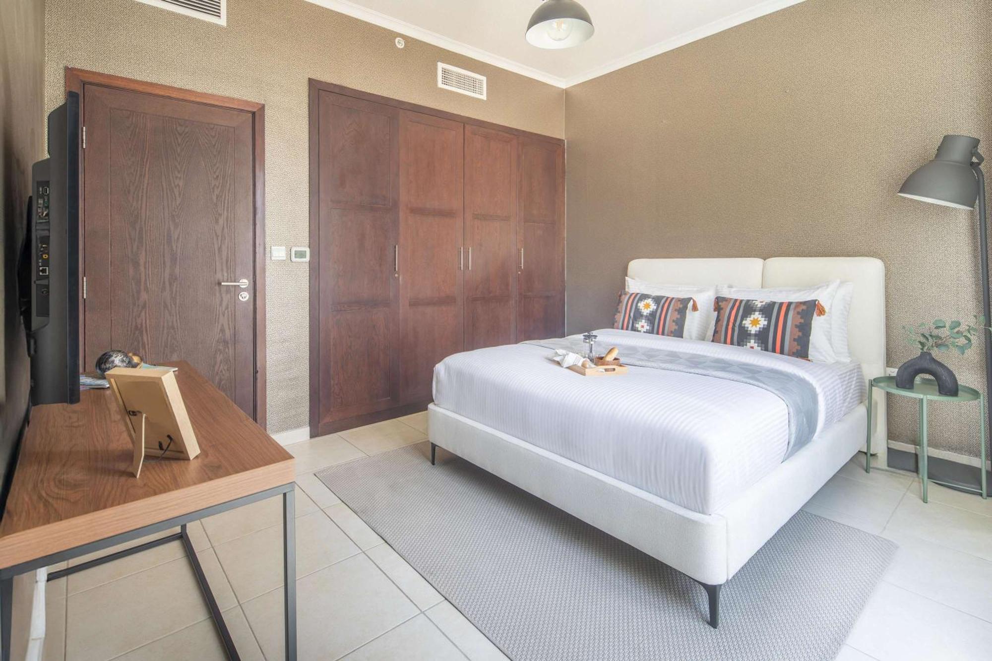 Frank Porter - The Residences 5 *