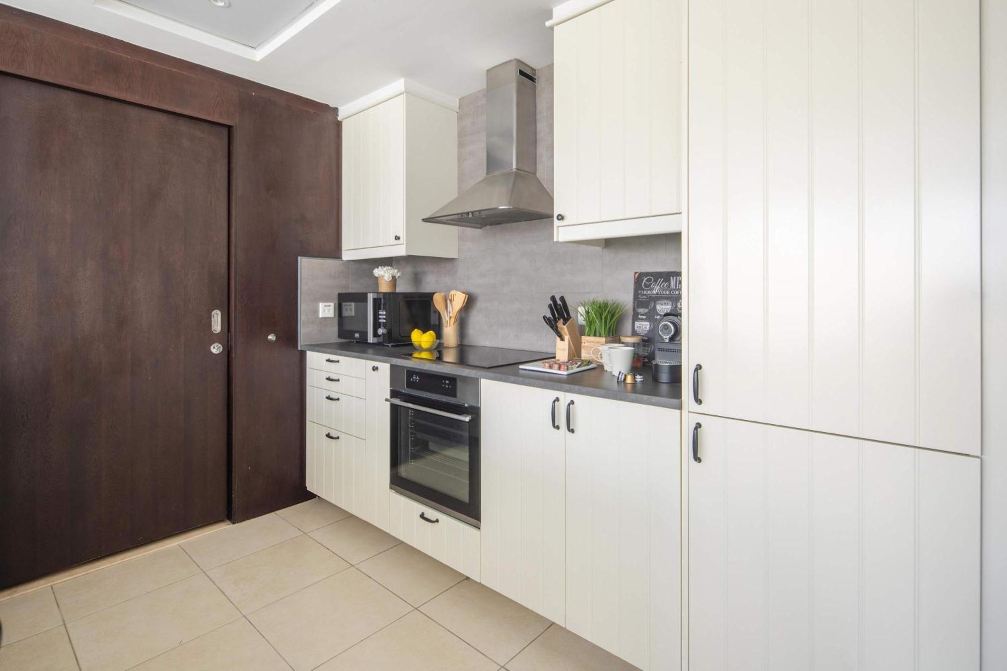 Frank Porter - The Residences 5 Apartment Dubai