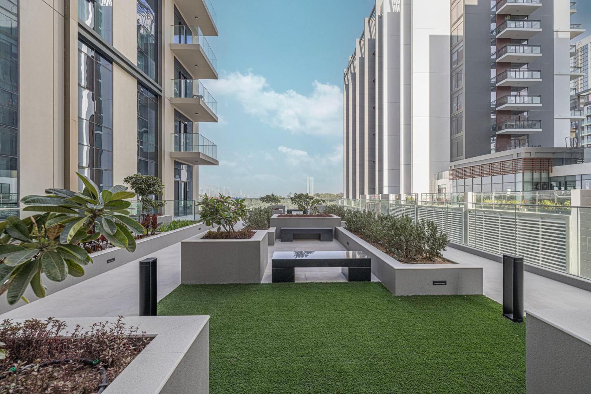 Apartment High-end 1br-panoramic Views, Pool With Burj Khalifa View, Padel & Rooftop Bbq Experience Dubai