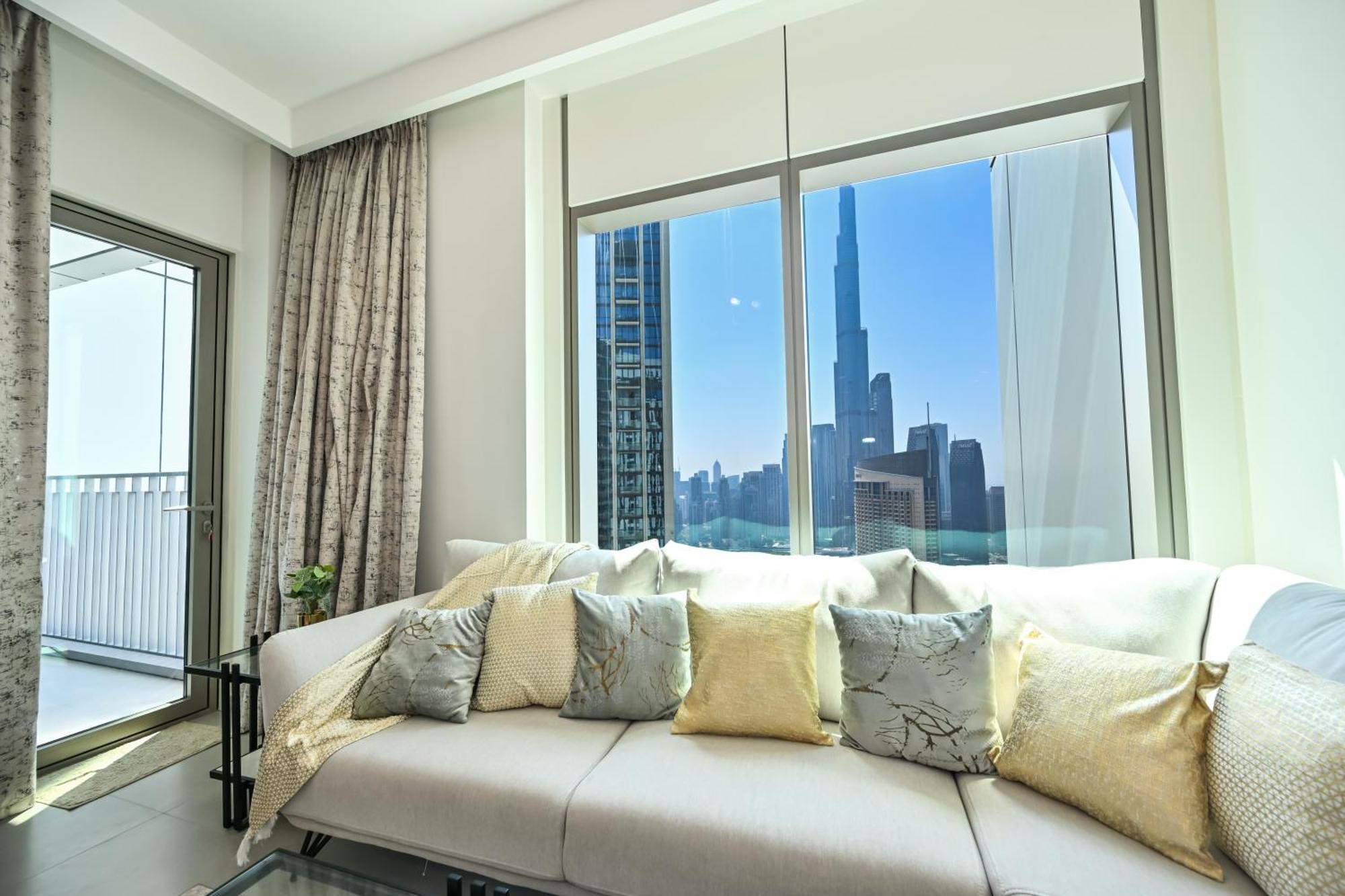 Burj Khalifa View, Luxury Two-bedroom Residence, Playstation 5, Swimming Pool And Fitness Center * Dubai