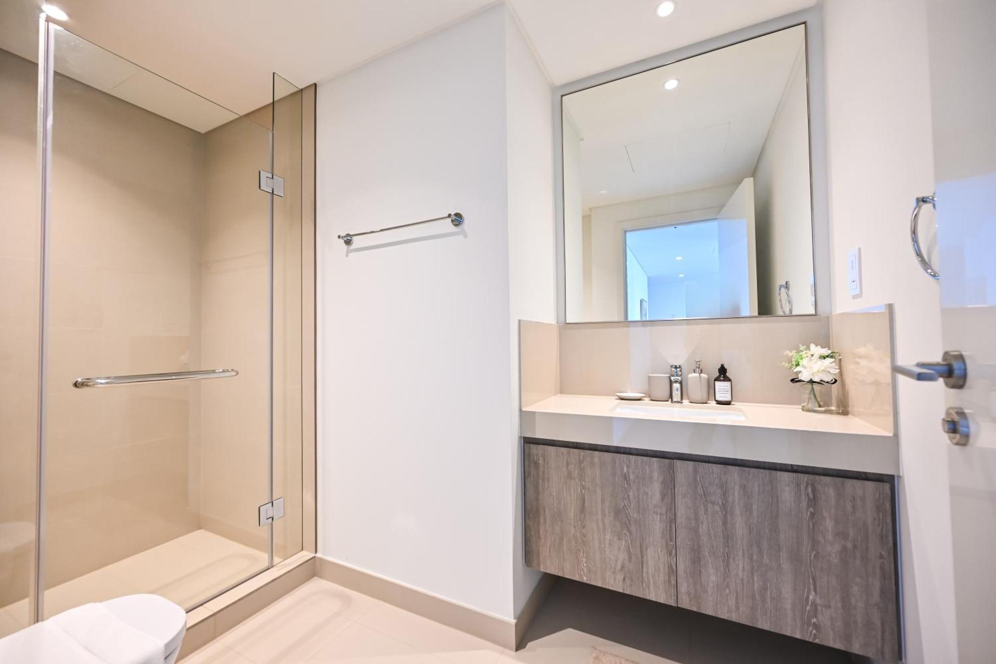Burj Khalifa View, Luxury Two-bedroom Residence, Playstation 5, Swimming Pool And Fitness Center Dubai