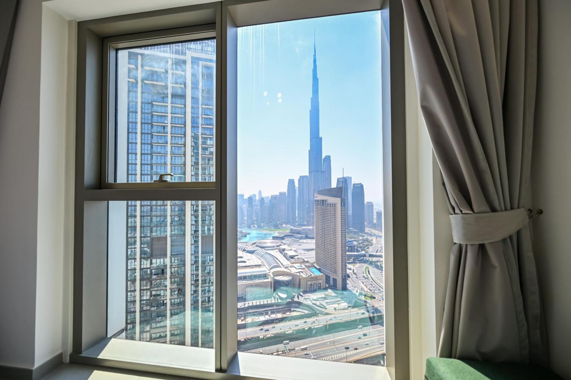 Burj Khalifa View, Luxury Two-bedroom Residence, Playstation 5, Swimming Pool And Fitness Center Apartment Dubai