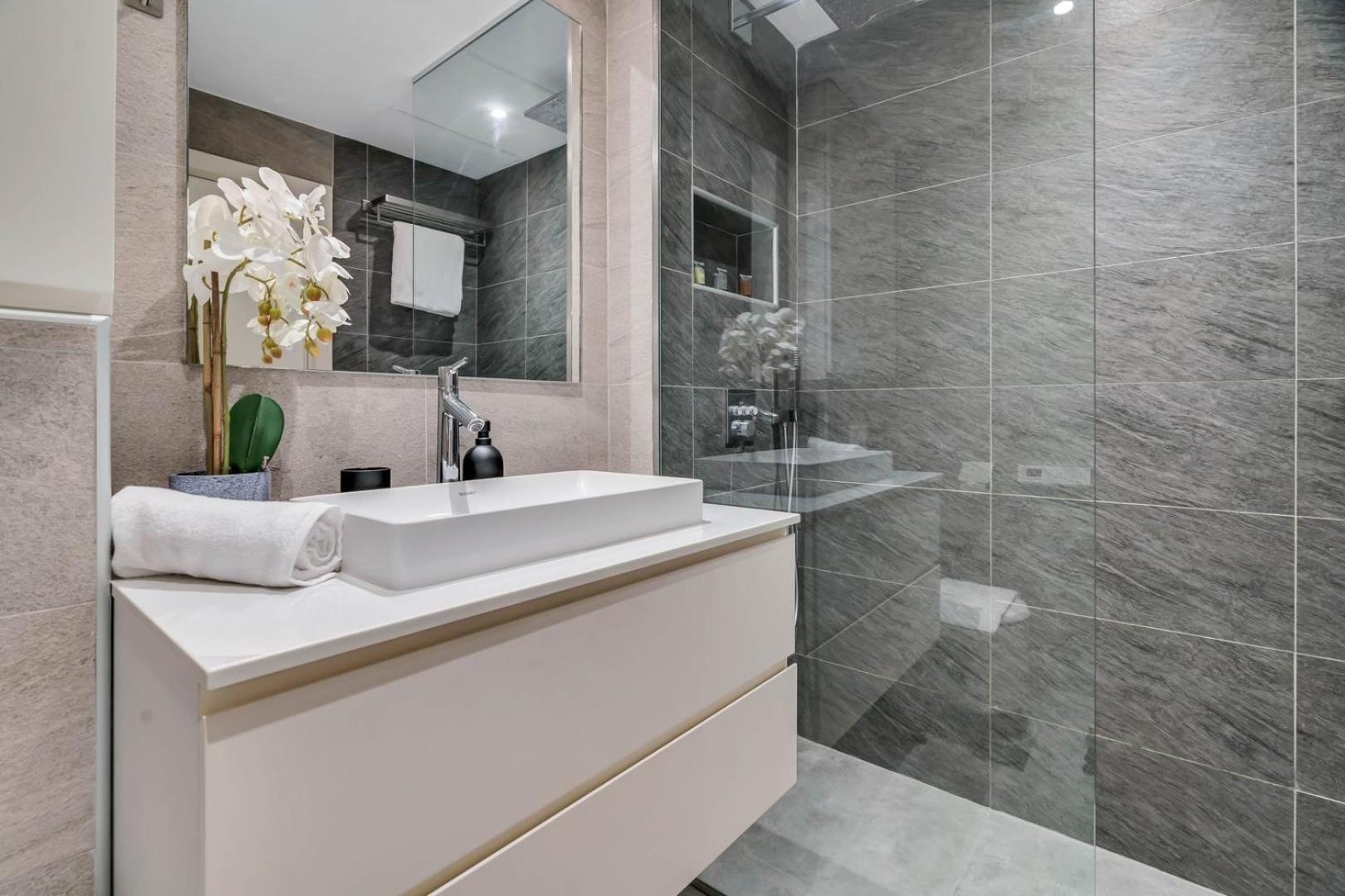 Guestready - Chic High-rise With Canal Views Apartment *