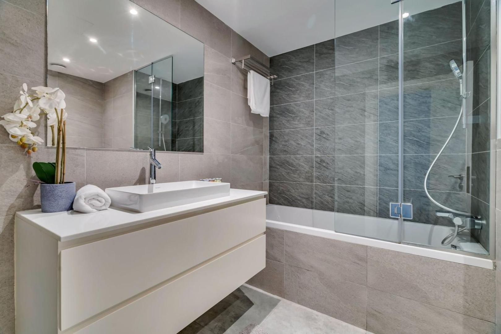 Guestready - Chic High-rise With Canal Views *