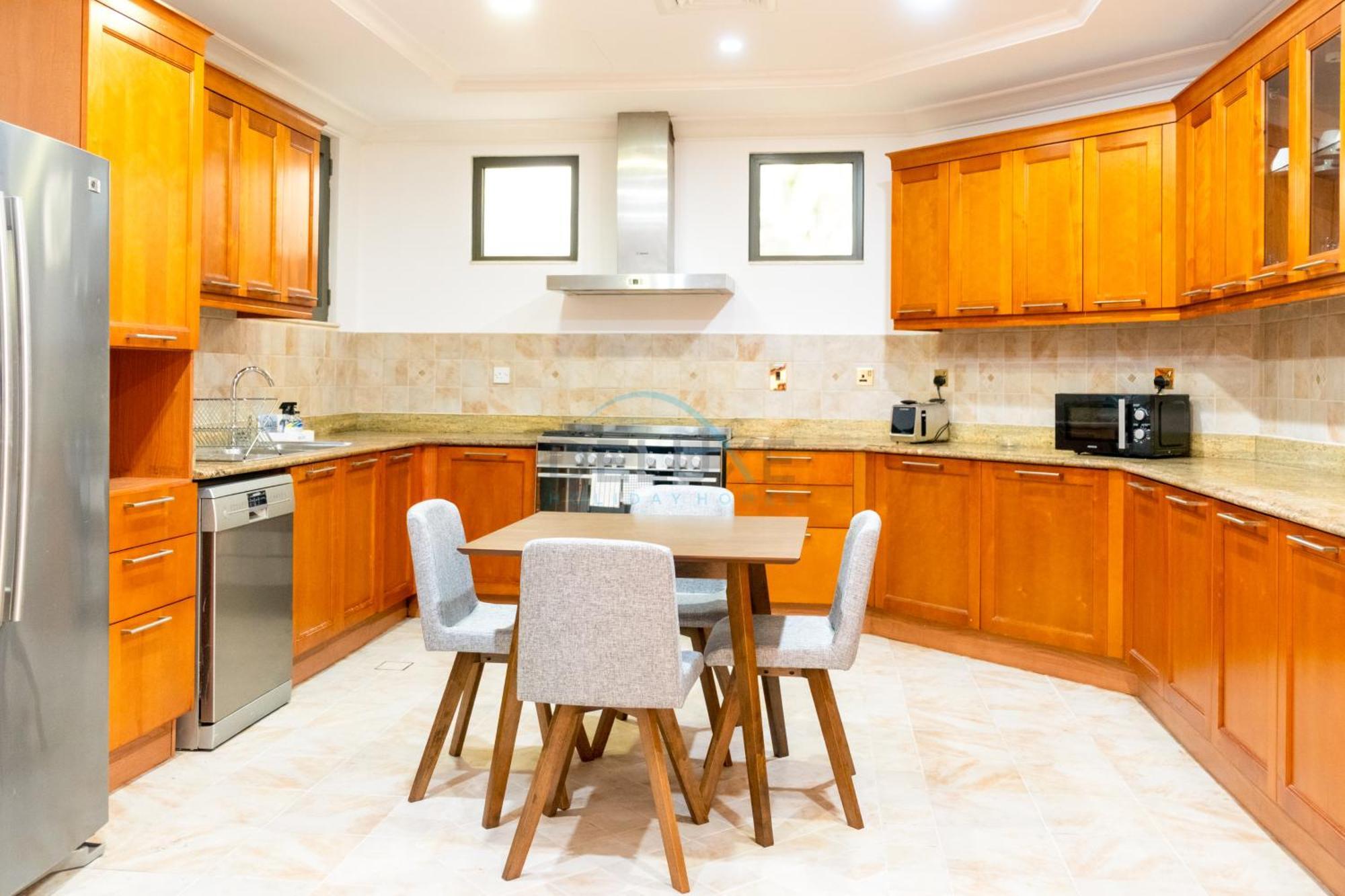Beachfront 6br And Assistant's With Private Pool, Palm Villa, Palm Jumeirah By Deluxe Homes