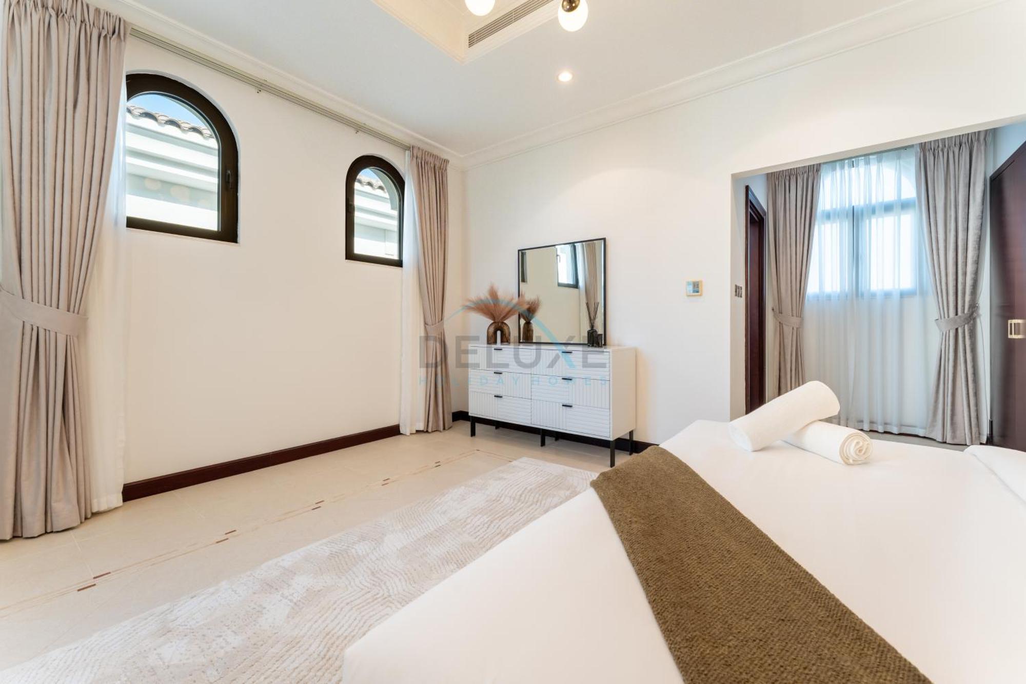 Beachfront 6br And Assistant's With Private Pool, Palm Villa, Palm Jumeirah By Deluxe Homes Villa *