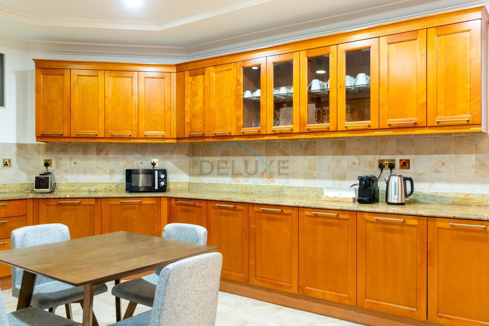 Beachfront 6br And Assistant's With Private Pool, Palm Villa, Palm Jumeirah By Deluxe Homes Villa Dubai