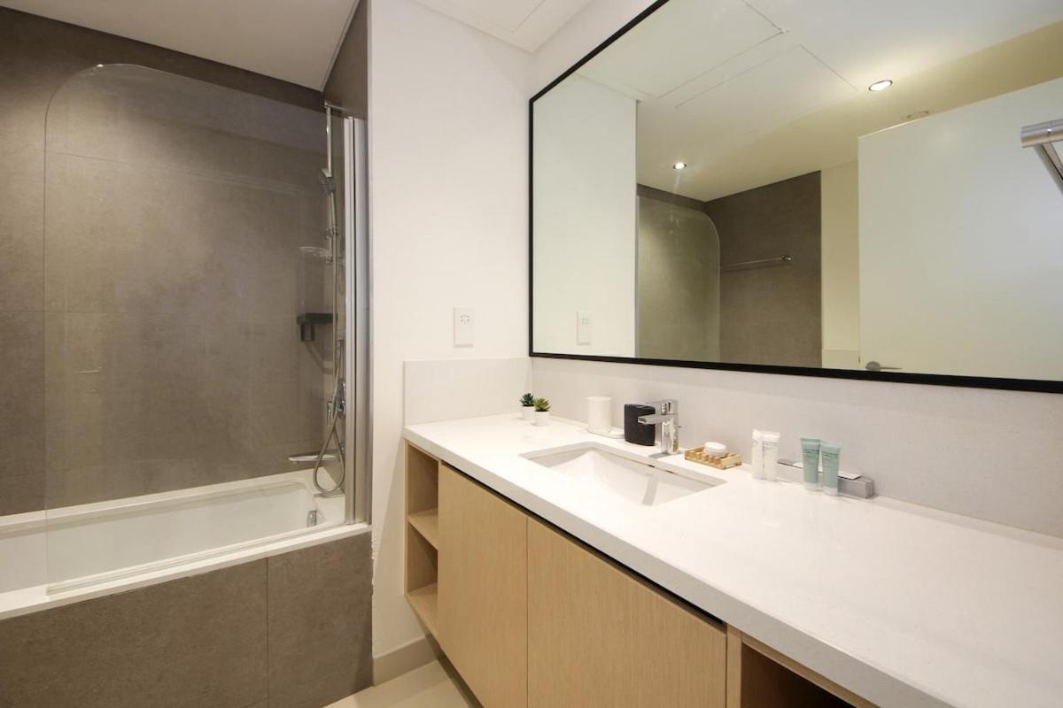 Modern 1br In Downtown Near Burj Khalifa & Metro