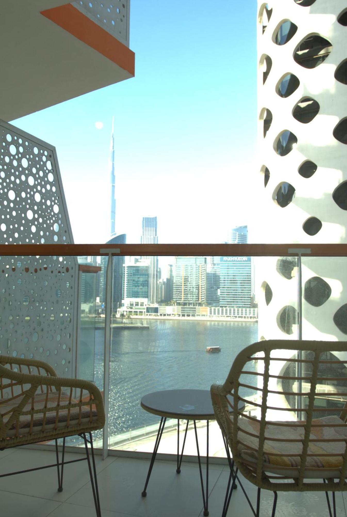 Uptown Getaway Charming With Canal Burj & View Dubai