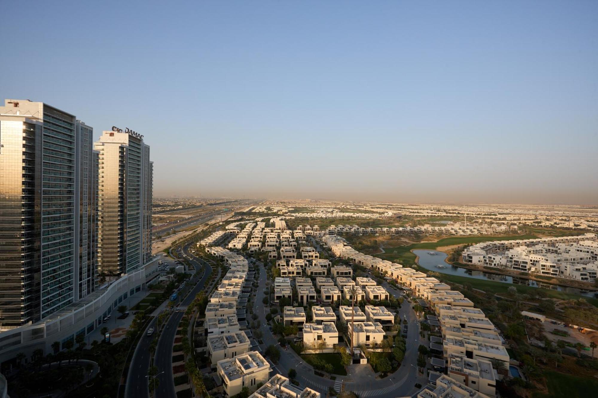 Modern High-floor 1br With Balcony, Pool Access & Golf Course View, Up To 4 Guests, By Stayfinity Dubai
