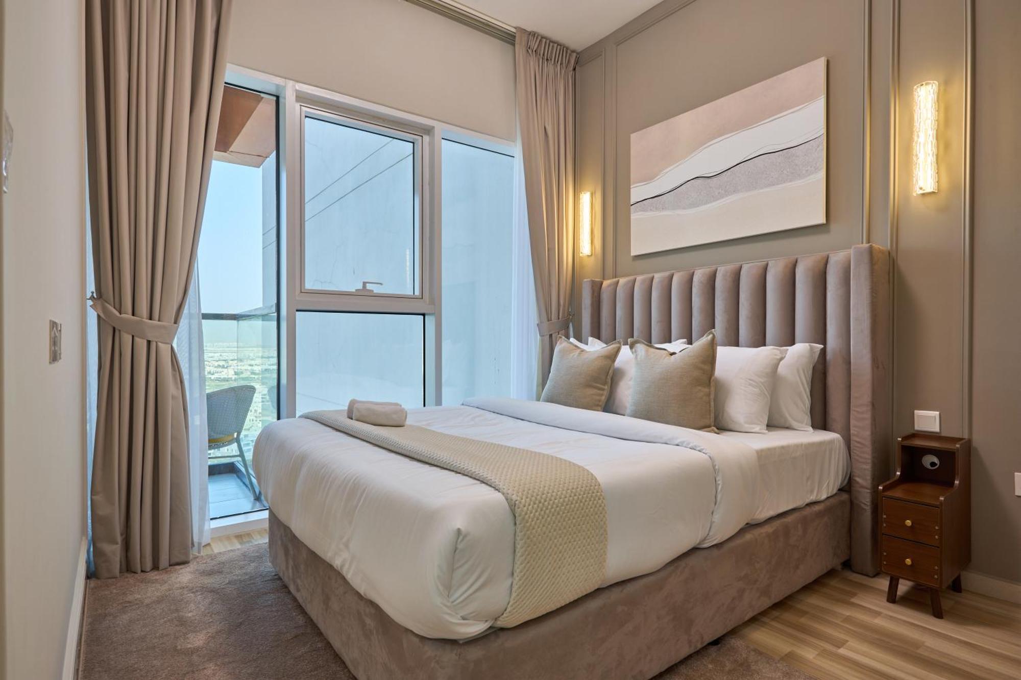 Modern High-floor 1br With Balcony, Pool Access & Golf Course View, Up To 4 Guests, By Stayfinity * Dubai