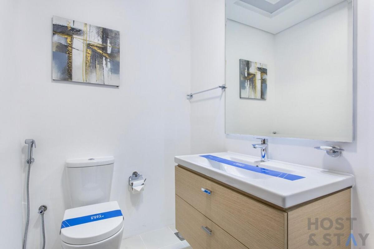 Boutique 2br At Damac Hills, - Host & Apartment Dubai