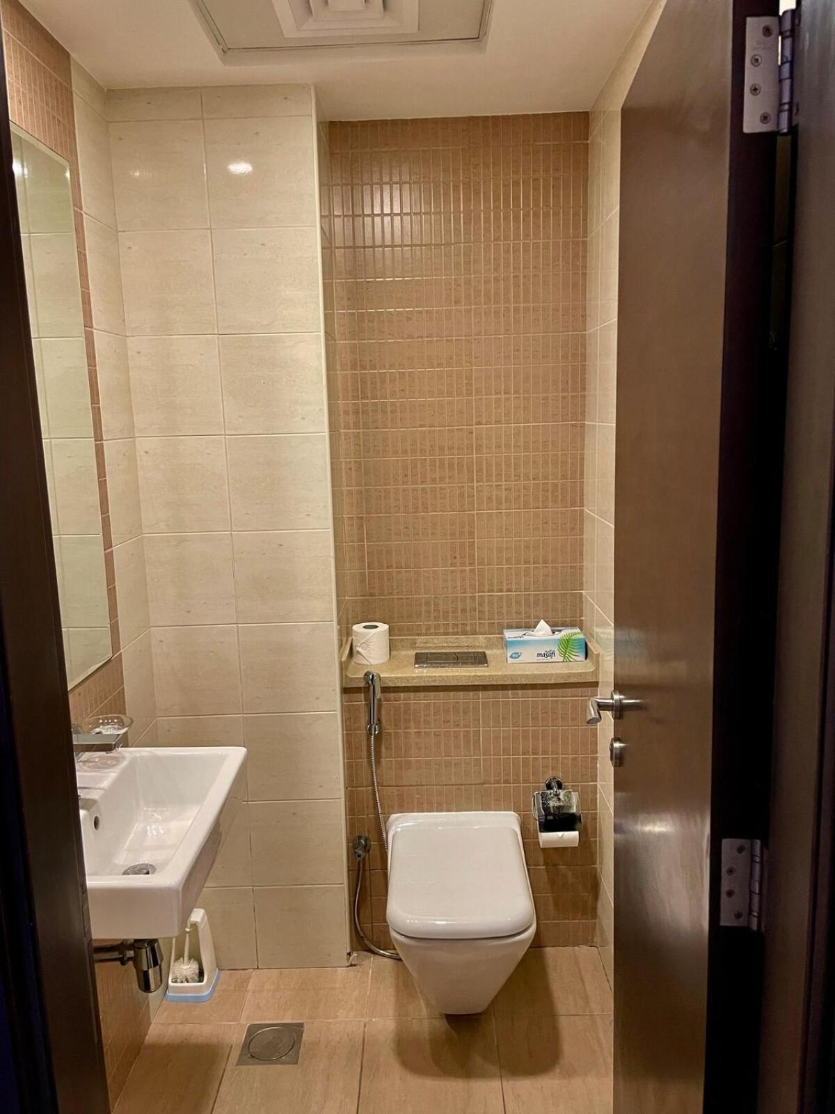 Serene Escape In Bustling Marina And Jbr, Ensuite 2br, Sky Garden Access