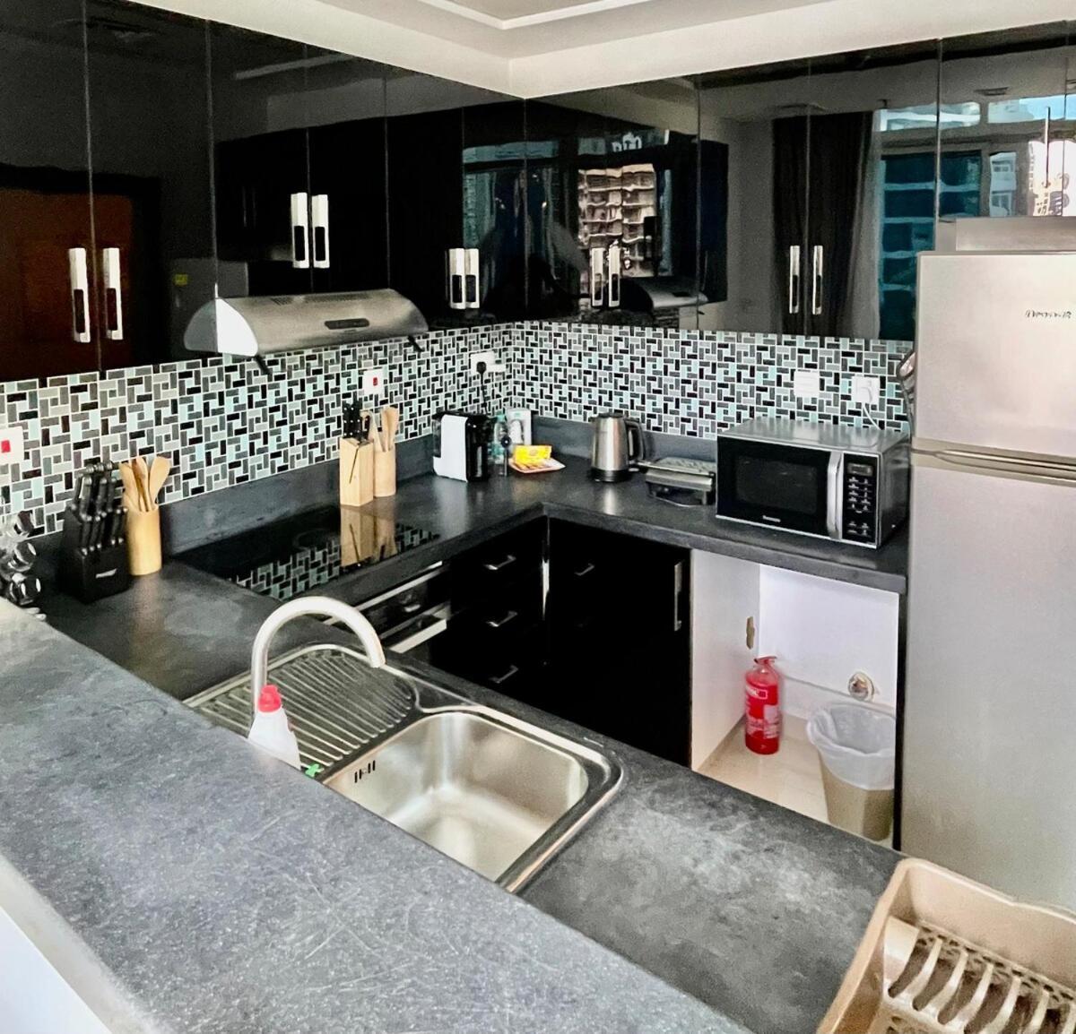 Apartment Serene Escape In Bustling Marina And Jbr, Ensuite 2br, Sky Garden Access Dubai