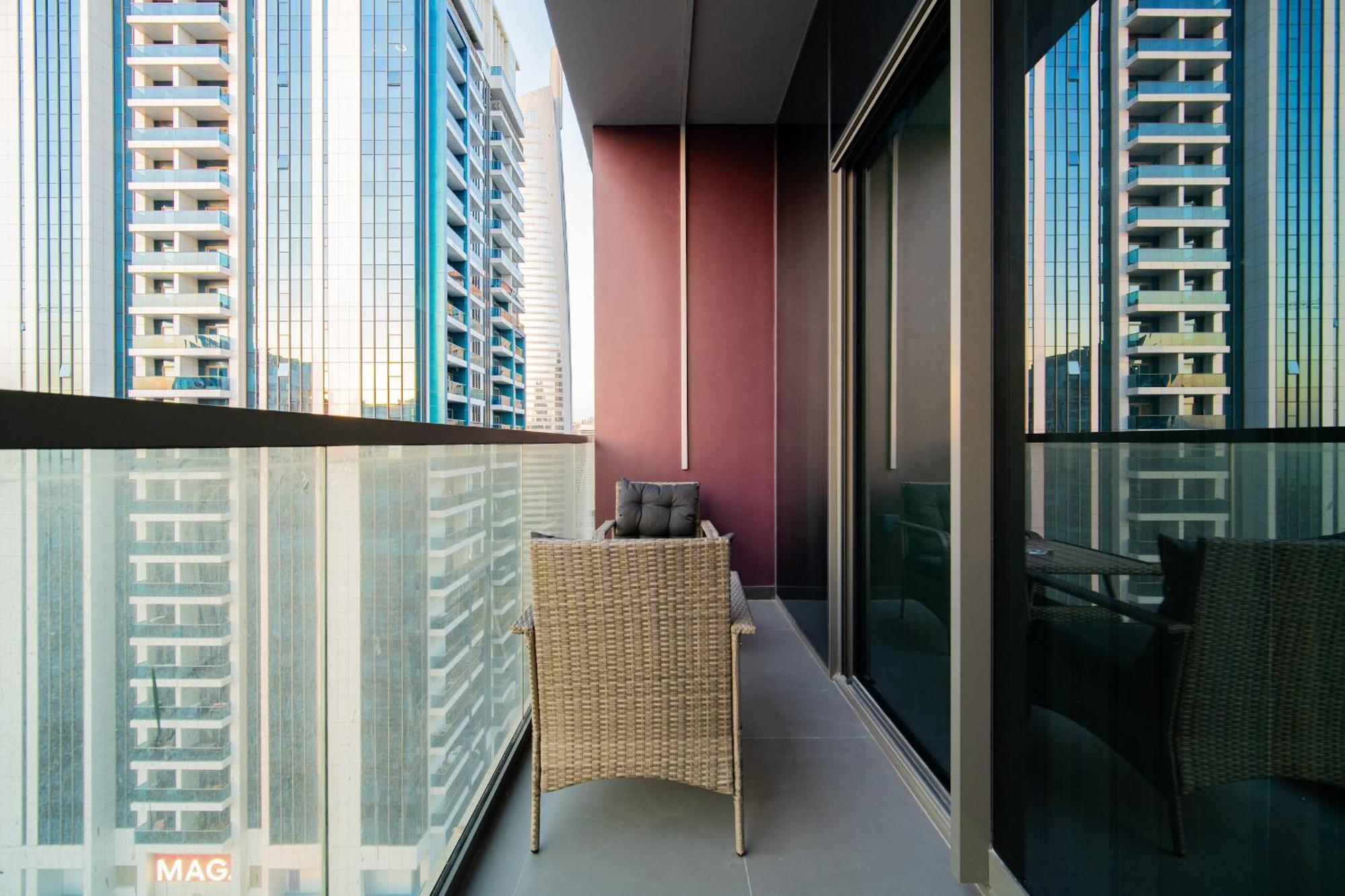Views On 29fl - Jlt 1br Near Metro & Free Baby Gear
