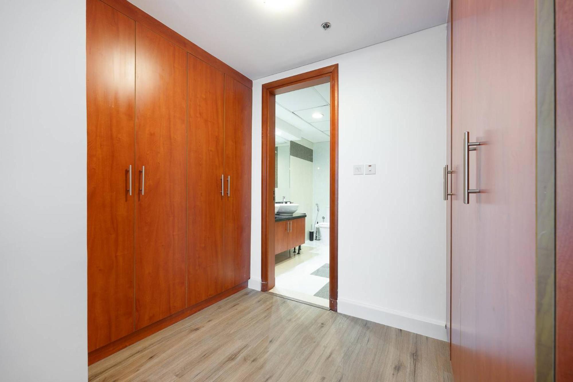 Well-furnished 3 Bedroom In Park Towers Difc Apartment *