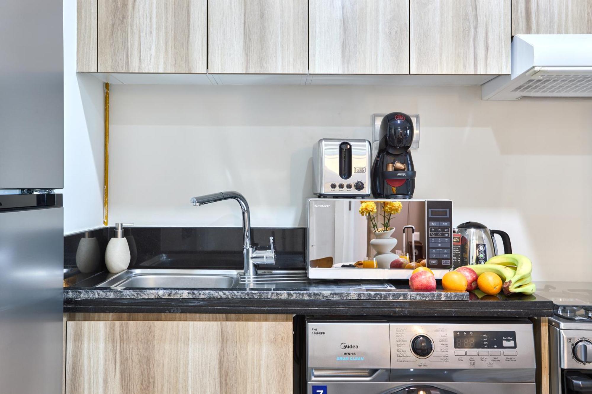 Modern High-floor 1br With Balcony, Pool Access & Golf Course View, Up To 4 Guests, By Stayfinity *