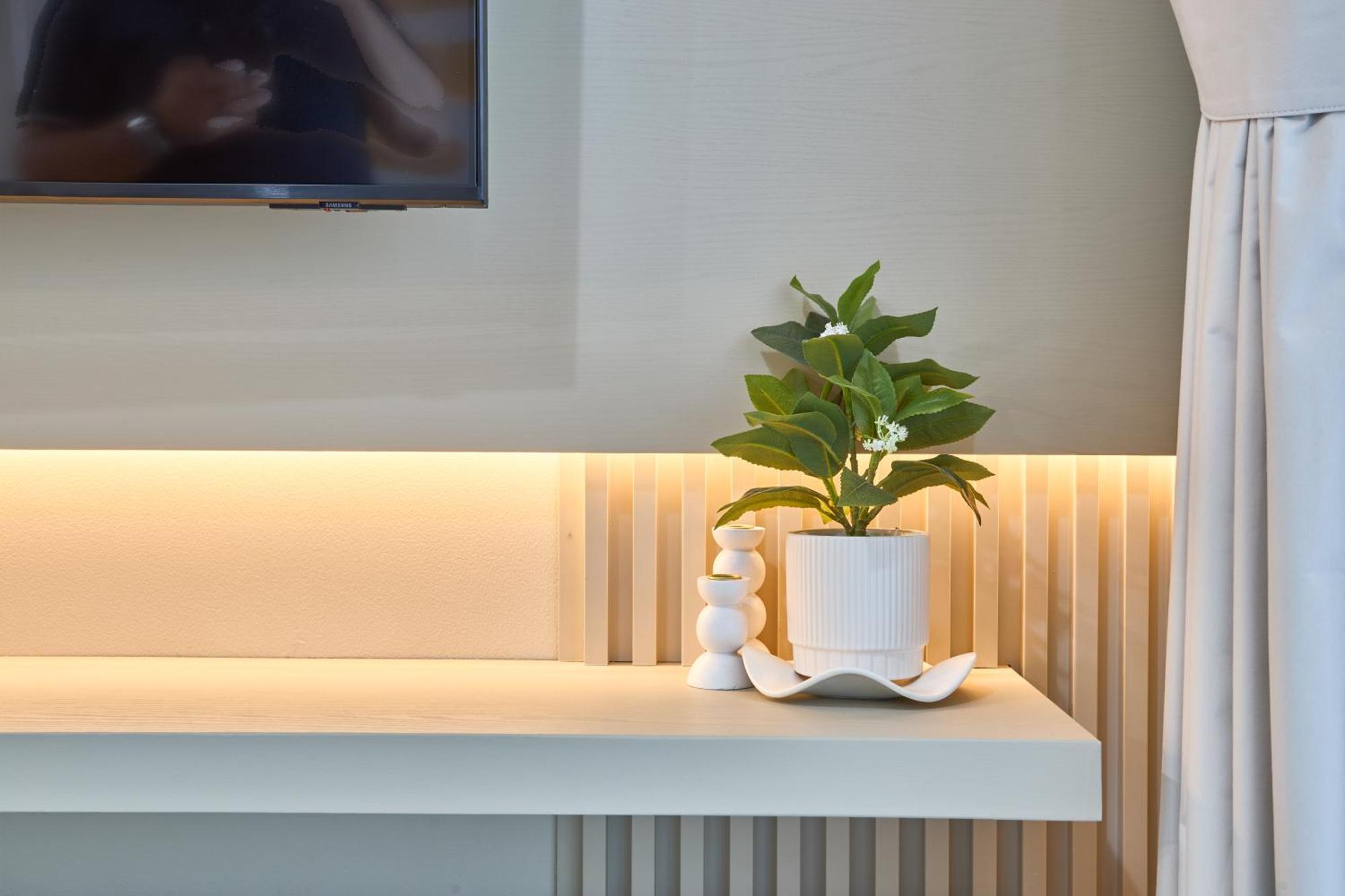 Modern High-floor 1br With Balcony, Pool Access & Golf Course View, Up To 4 Guests, By Stayfinity Dubai