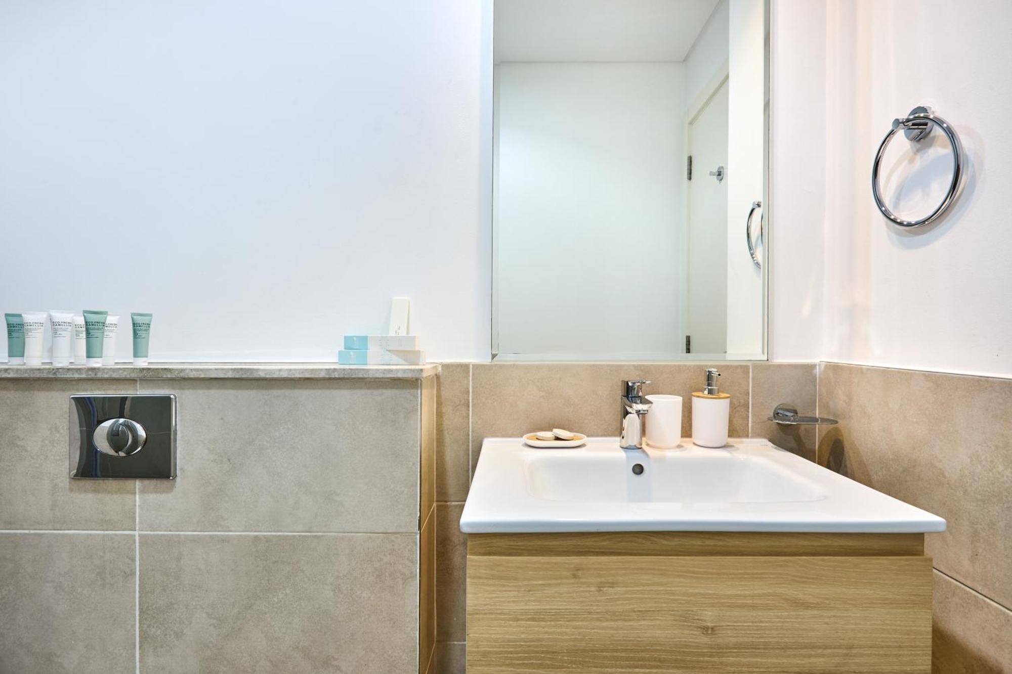 Modern High-floor 1br With Balcony, Pool Access & Golf Course View, Up To 4 Guests, By Stayfinity Apartment *